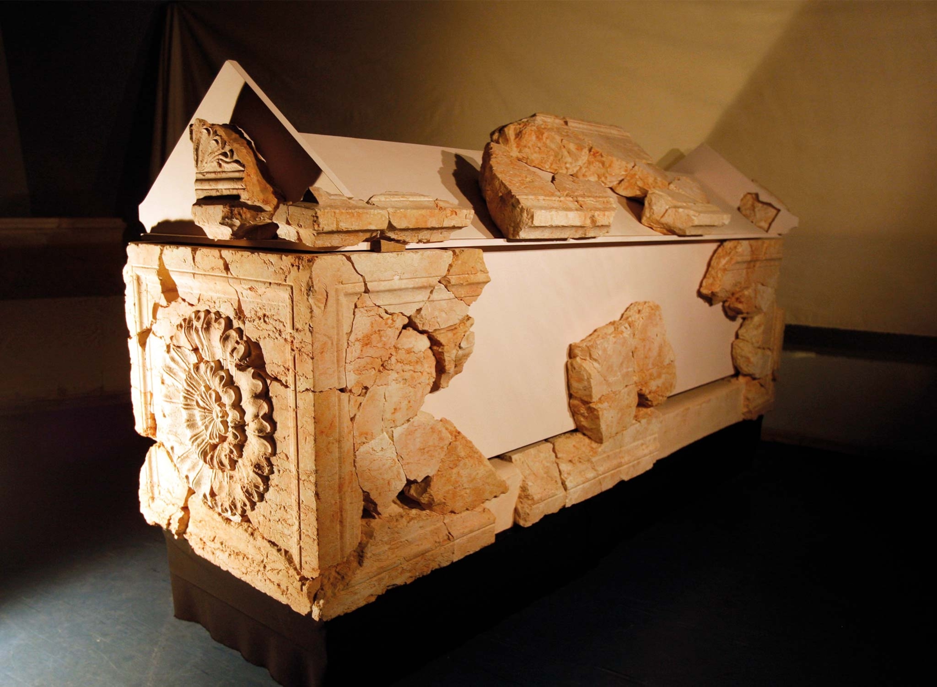 The main sarcophagus was covered with a triangular lid decorated with rosettes, a common motif in Jewish ossuaries and in some sarcophagi of the time.