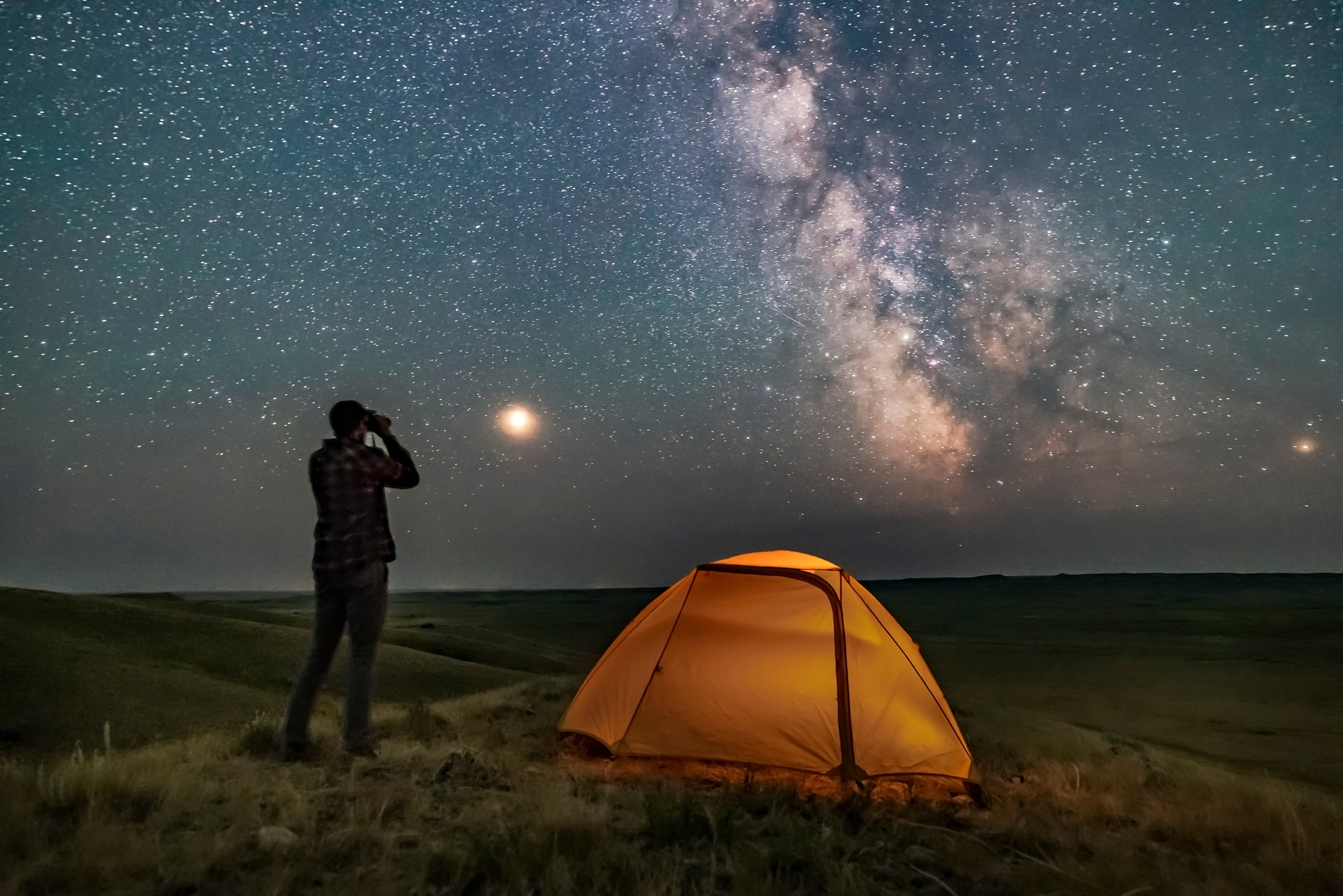 A man stargazes at the ky