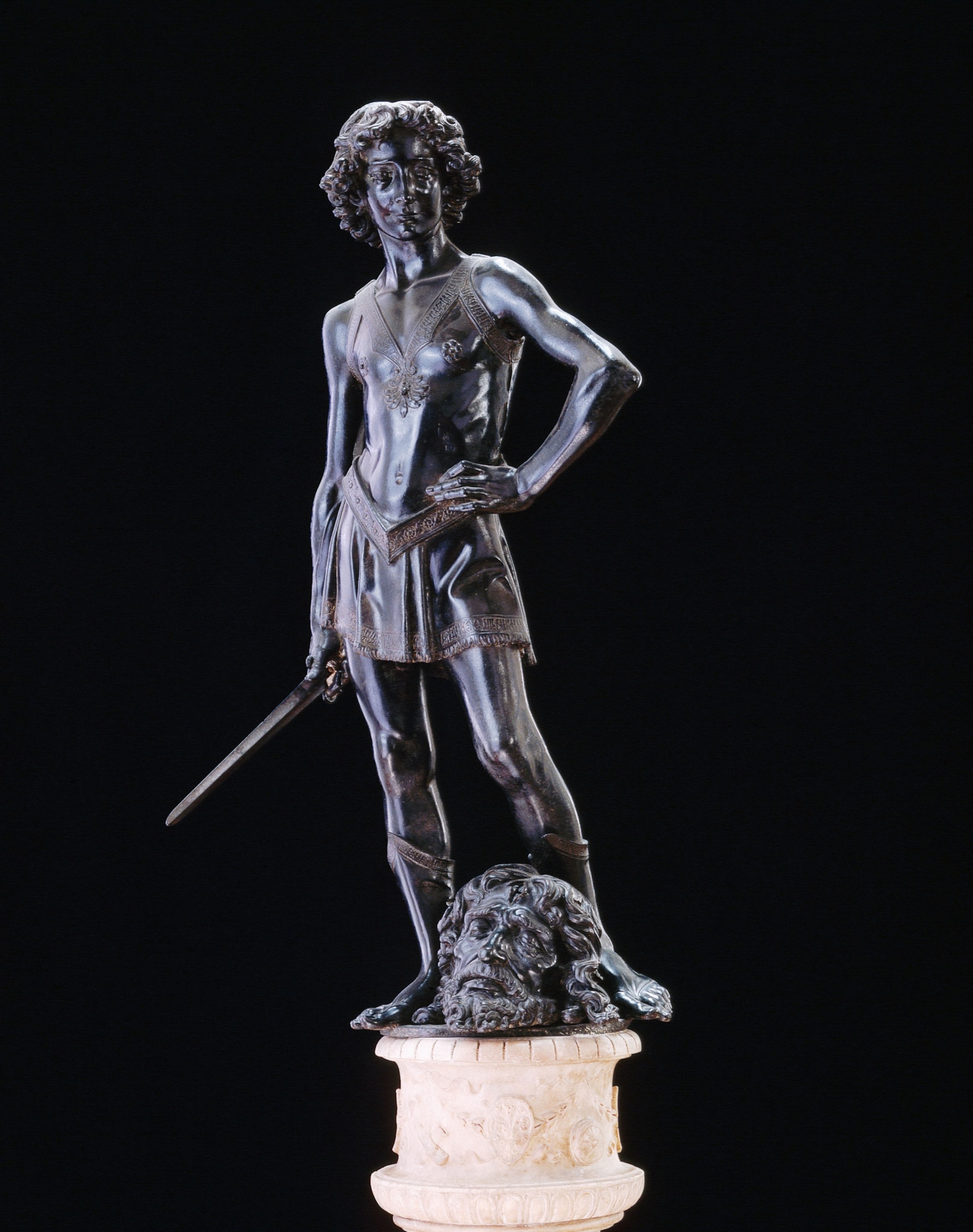 a statue of David