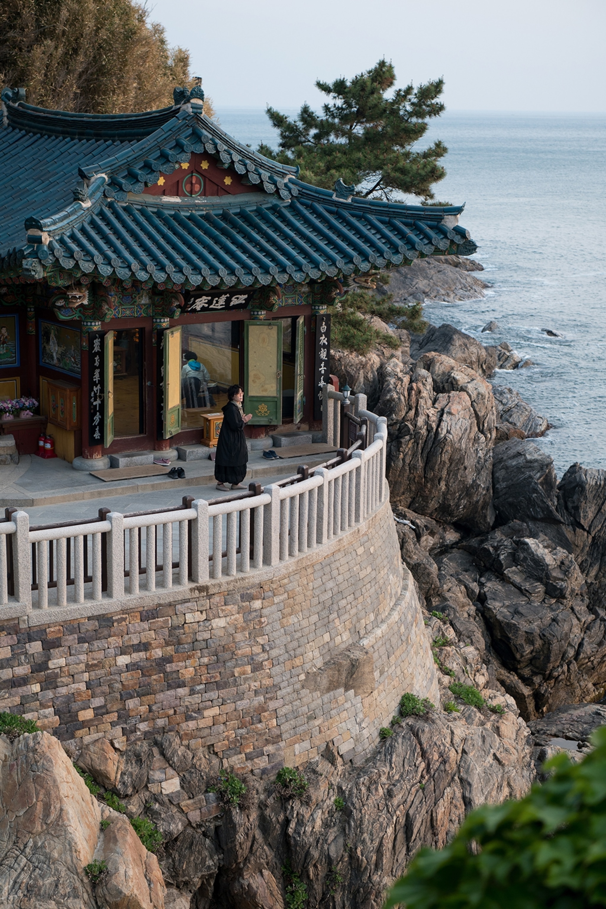 Building with an balcony overlooking the sea