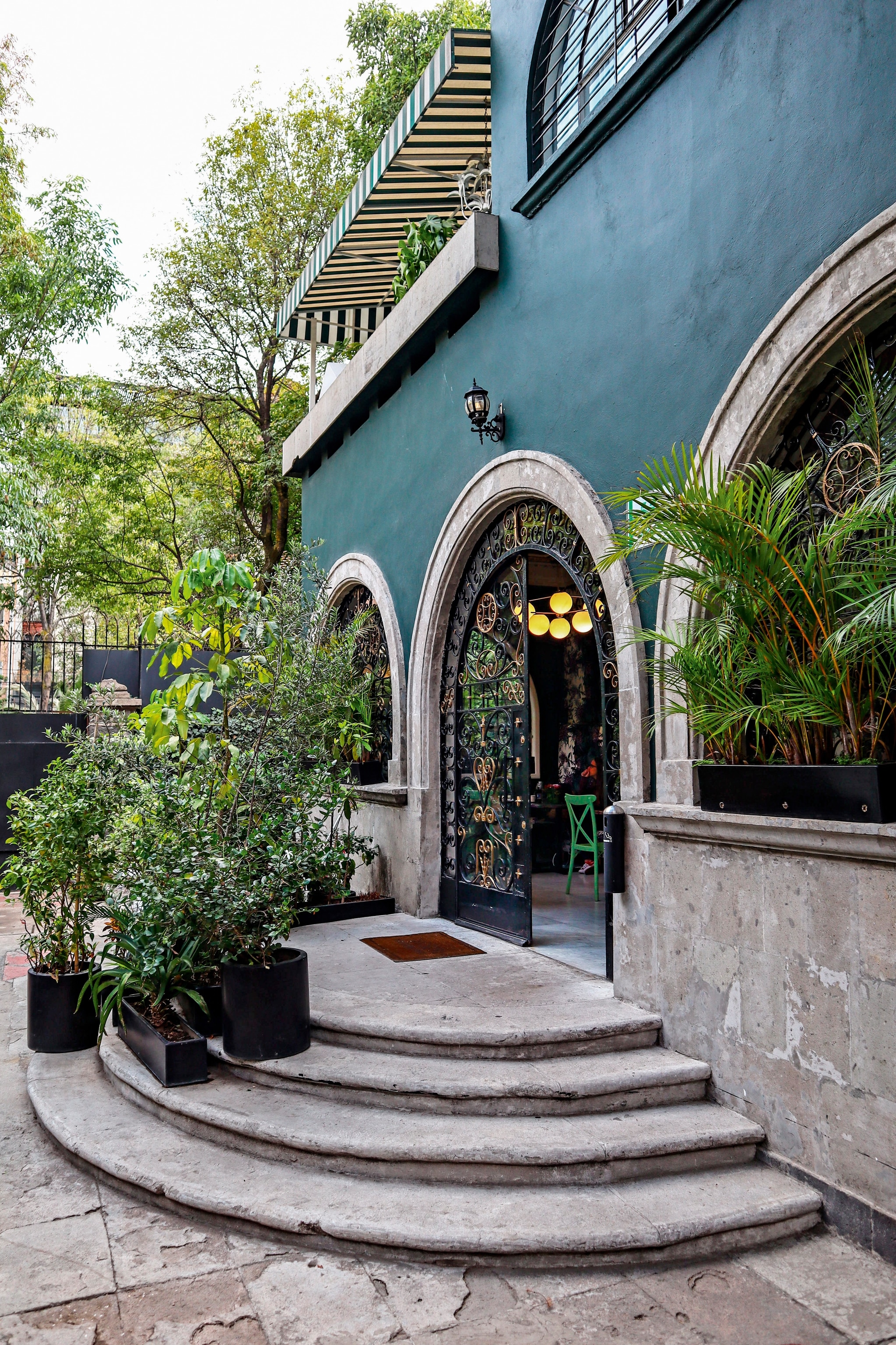 Located in the neighbourhood of Polanco, Pug Seal Anatole France is set in a renovated 1940s mansion.