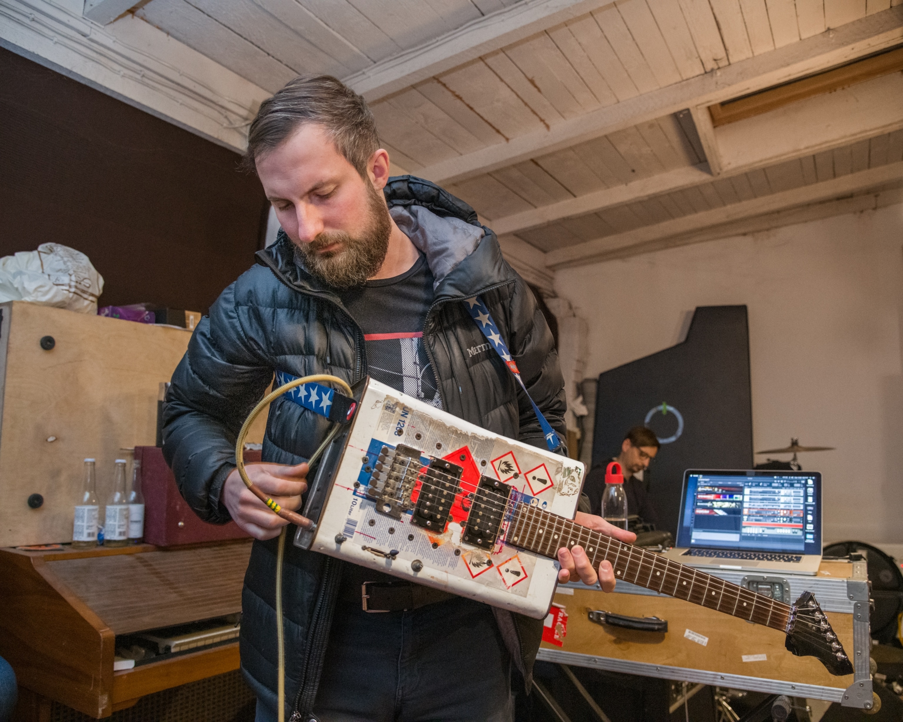 a man adjusting the cords on his guitar