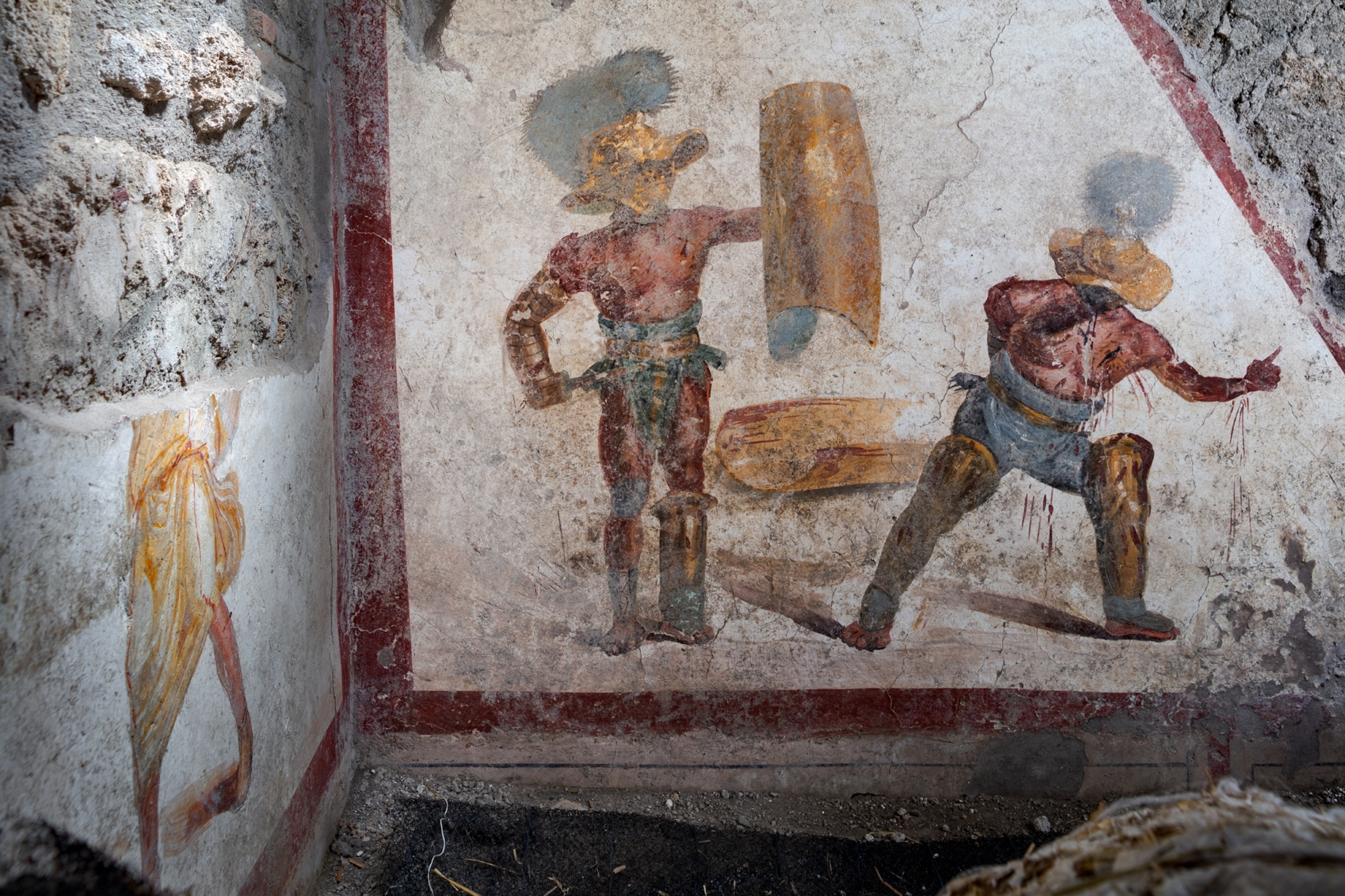Picture of fresco depicting two gladiators, one of which is bleeding from wounds.