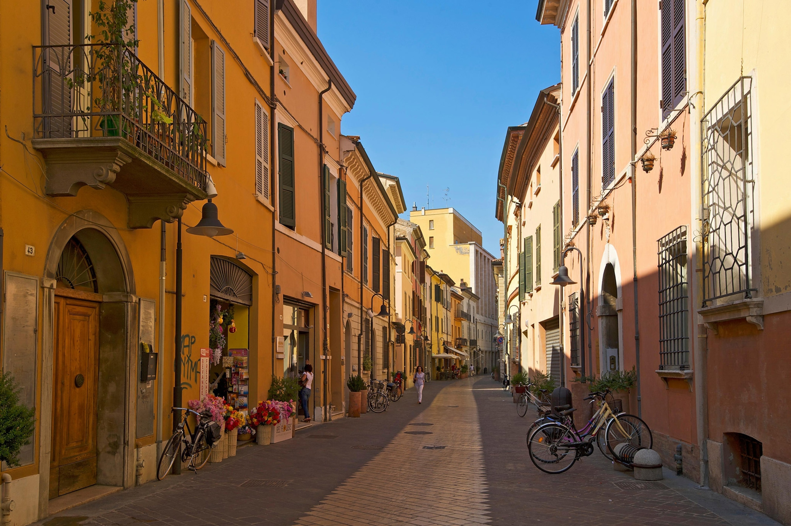 an alley in Ravenna, Italy