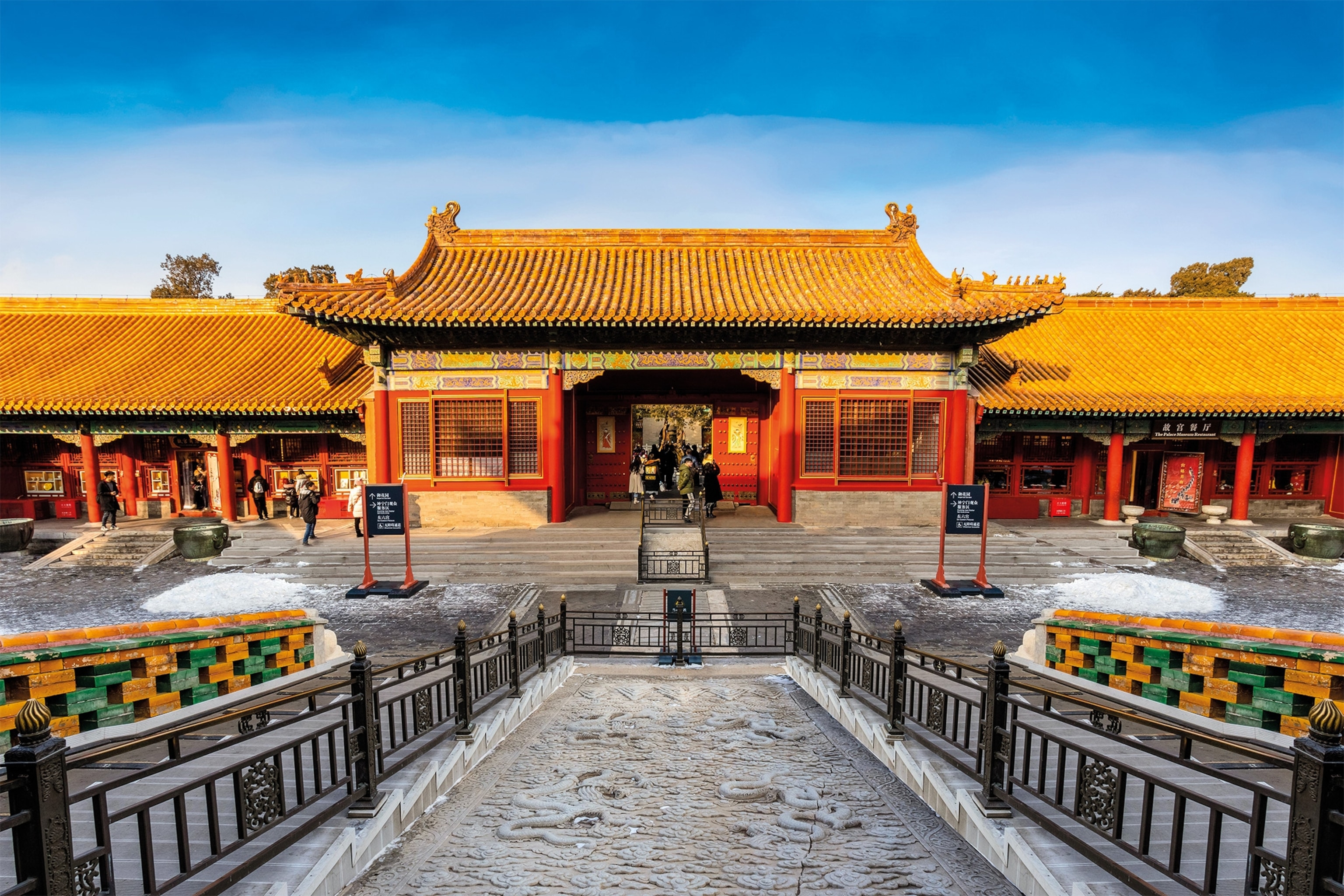 This gate opens onto the Imperial Garden, a large, calming space designed for relaxation, landscaped with trees and flowerbeds, rockeries and artificial hills, pavilions and terraces.