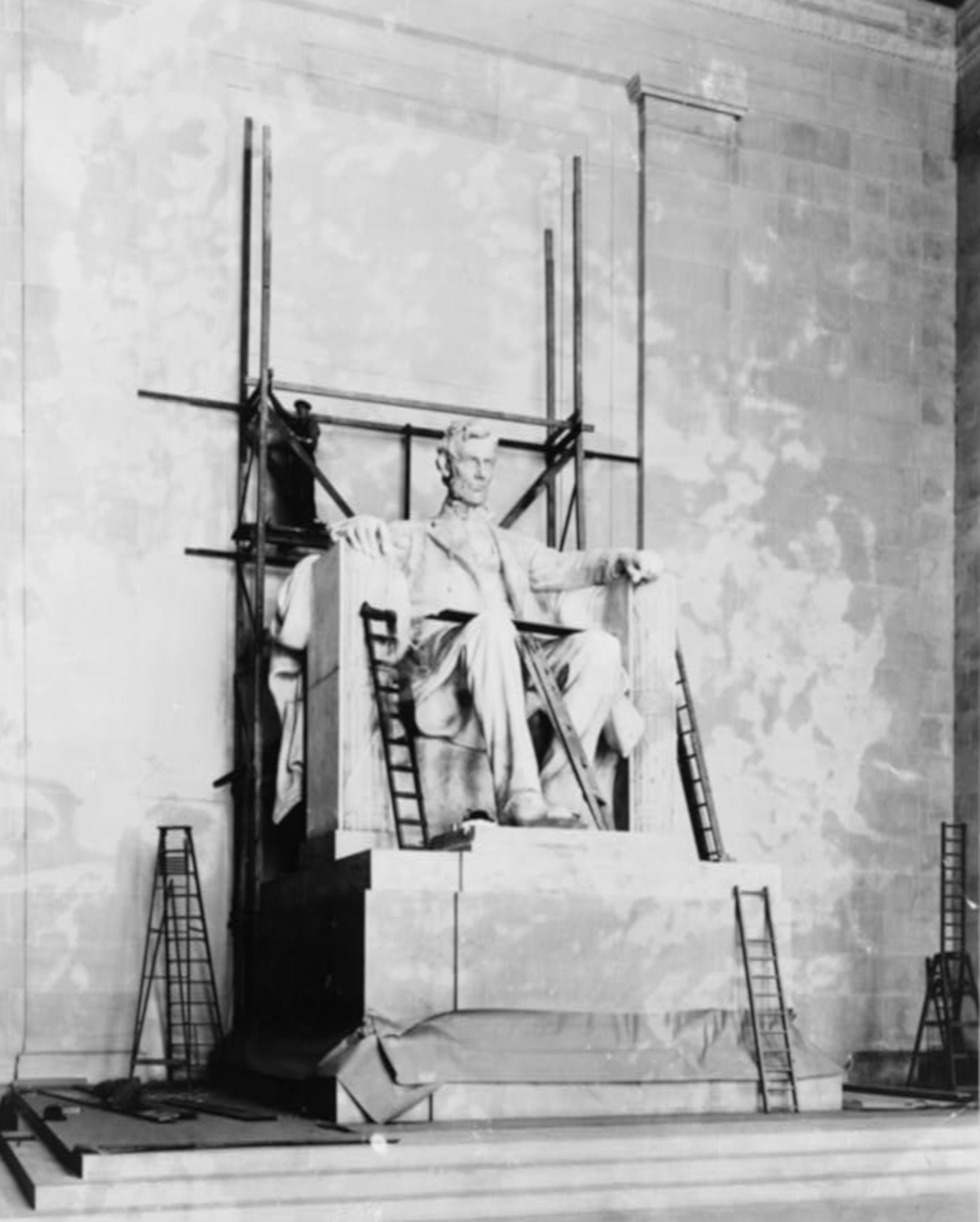 [Lincoln statue under construction in the Lincoln Memorial] / Underwood & Underwood, Washington.