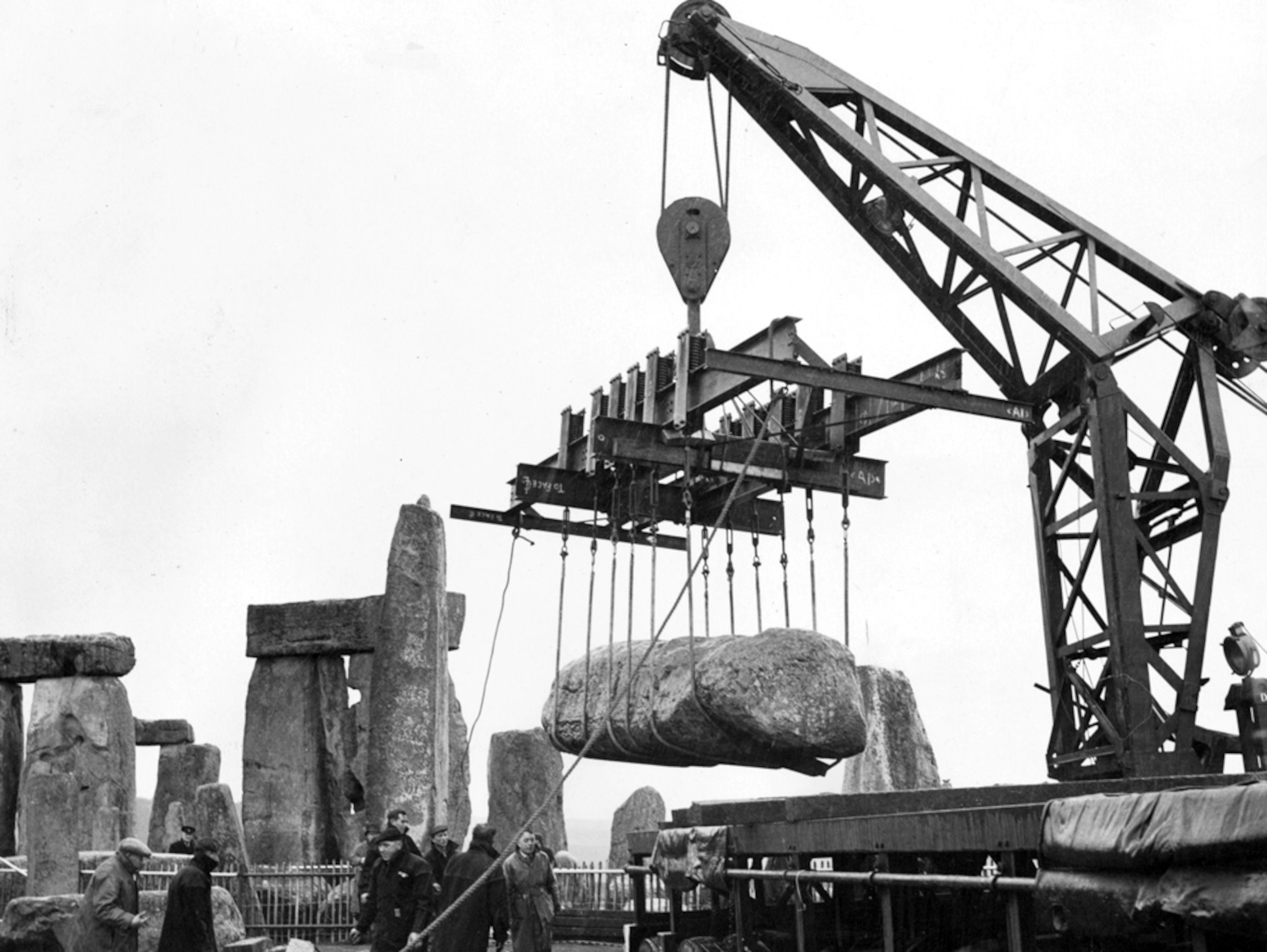 Crane lifting Stonehenge linte