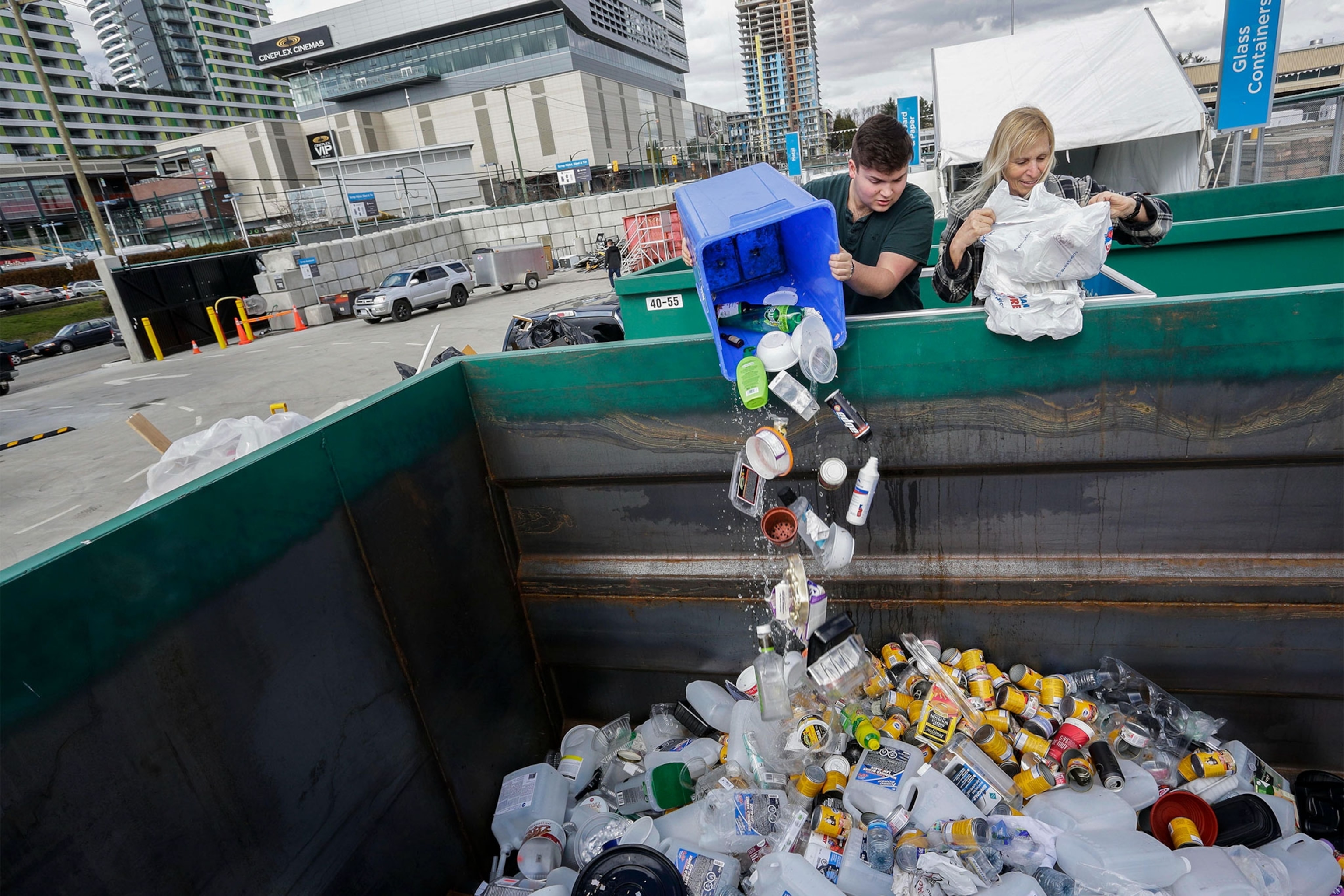people recycling