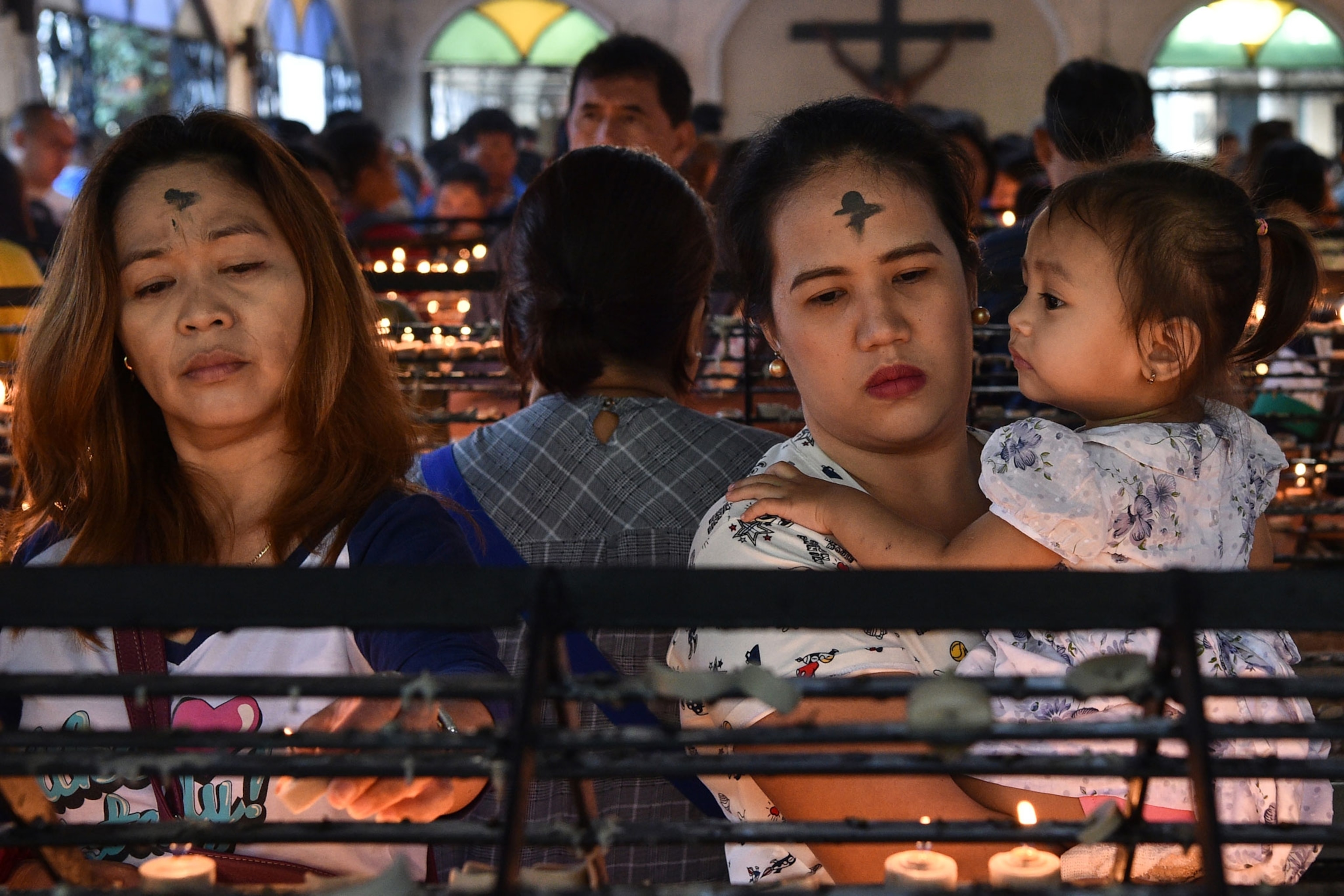 Catholics pray on Ash Wednesday in Manila