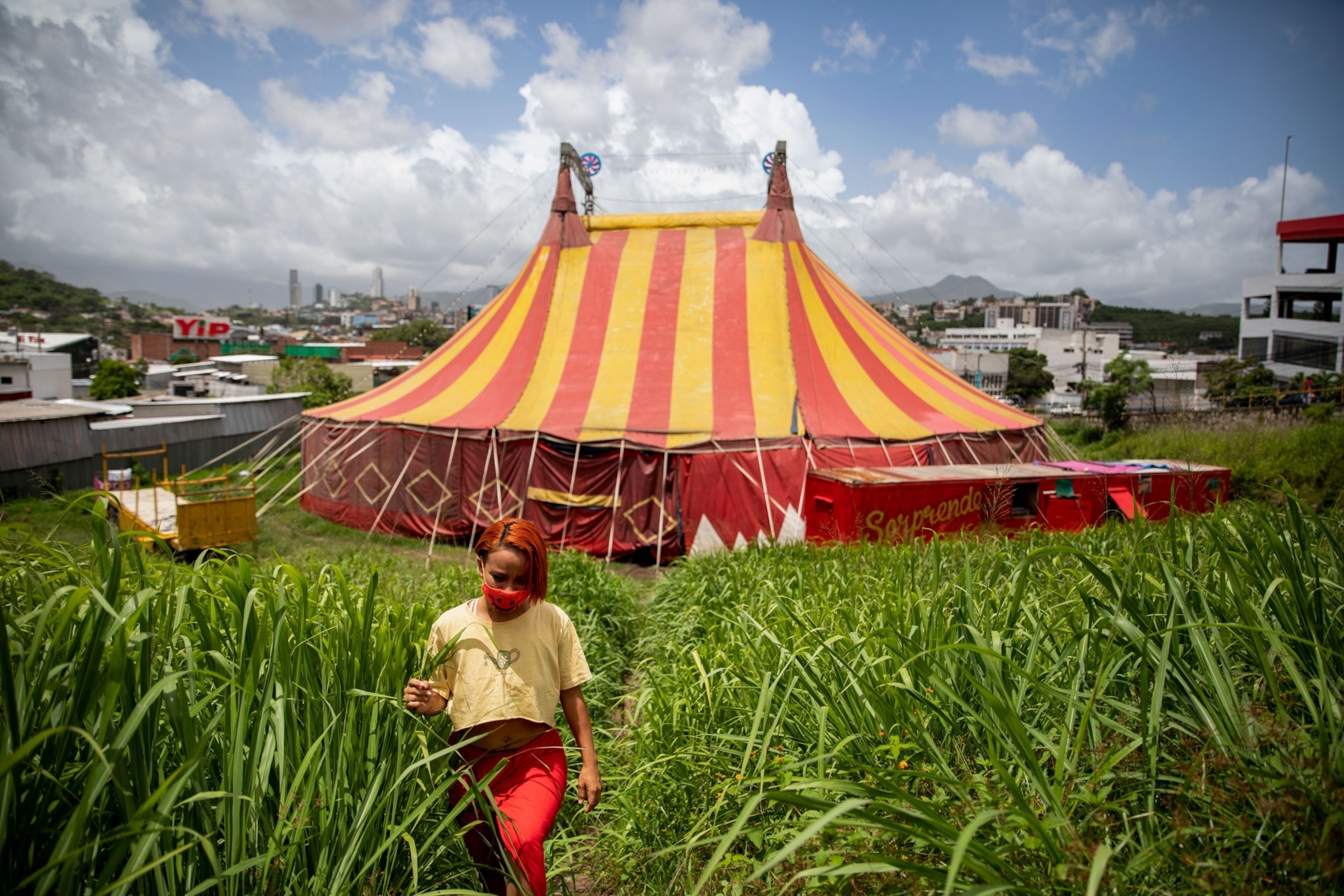 a circus performer in Honduras
