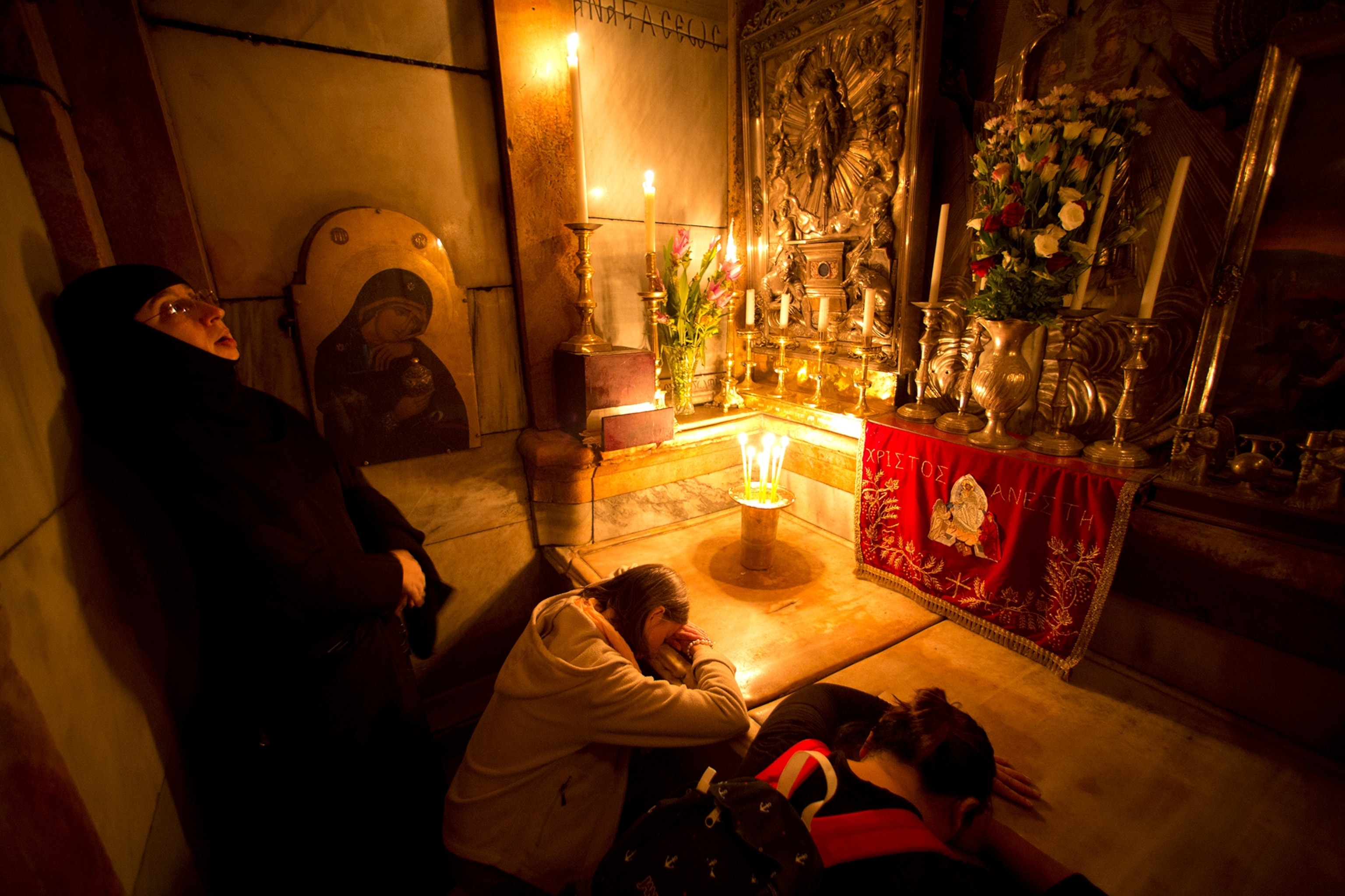 women praying at the slab when it was covered.