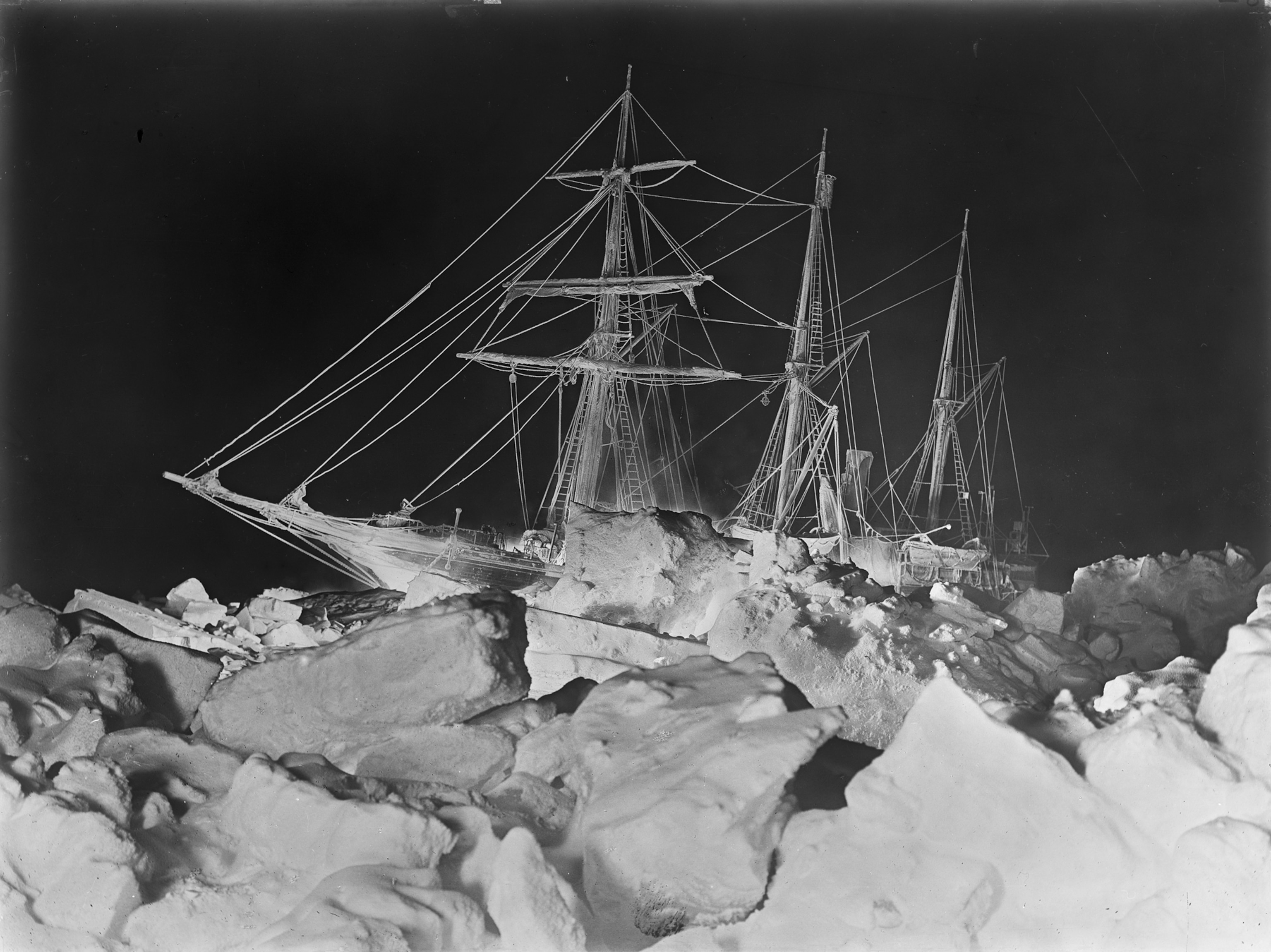 Endurance at night (side view), August 1915