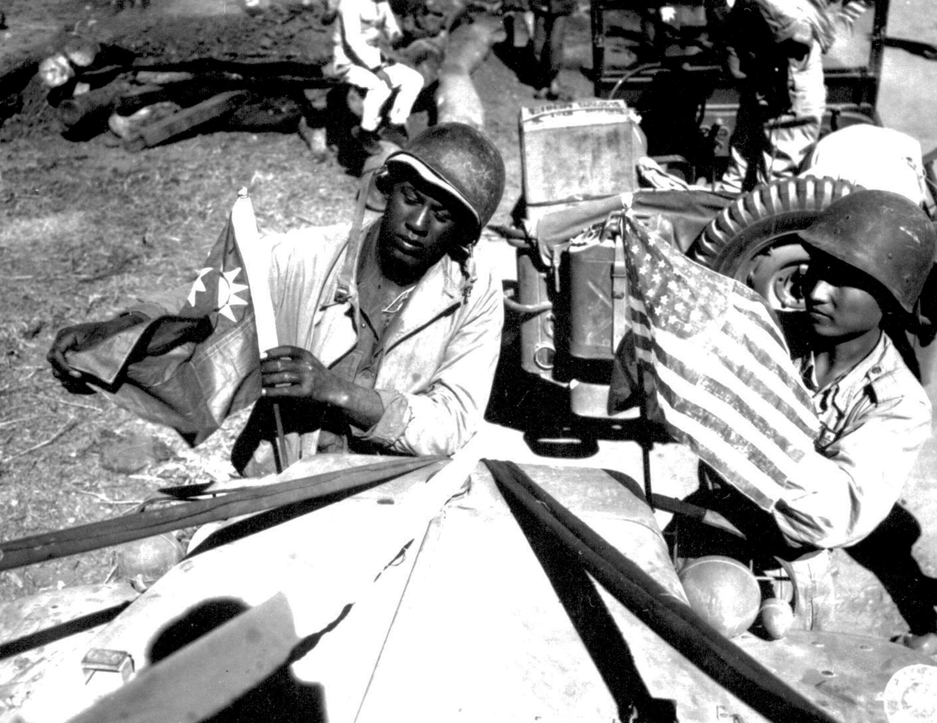 Photo of African American soldier and Chinese soldier