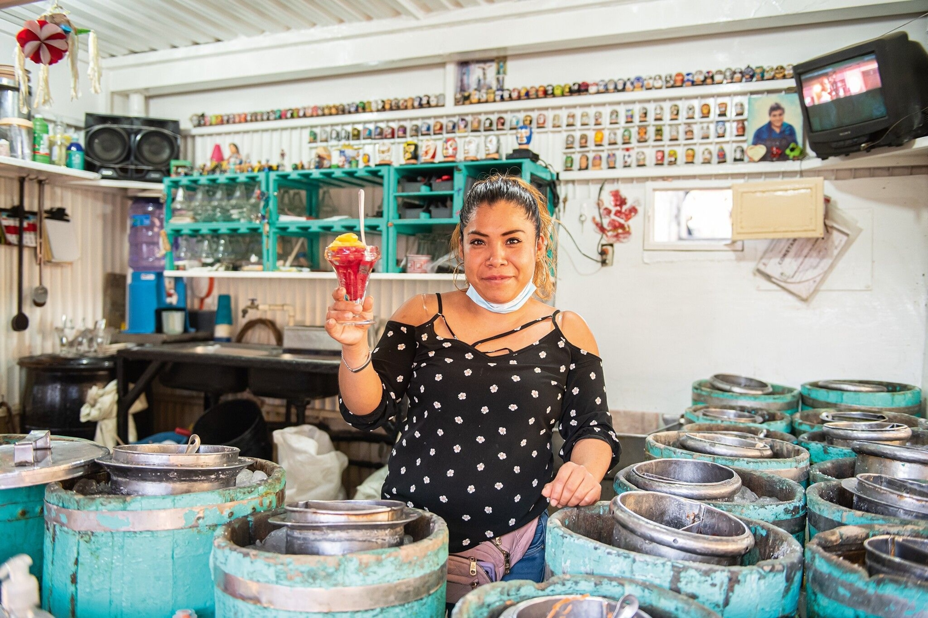 El Niagara is one of several neverias (stalls selling nieve, a type of Mexican ice cream) found around the Plaza de la Danza. Opened in 1927, this stall still makes sorbet-like nieve the traditional way — using metal containers in wooden buckets filled with ice. Unlike ice cream, nieve is water based, and only made with fresh fruit juice. Common flavours include prickly pear (known, confusingly, as tuna) and mango.