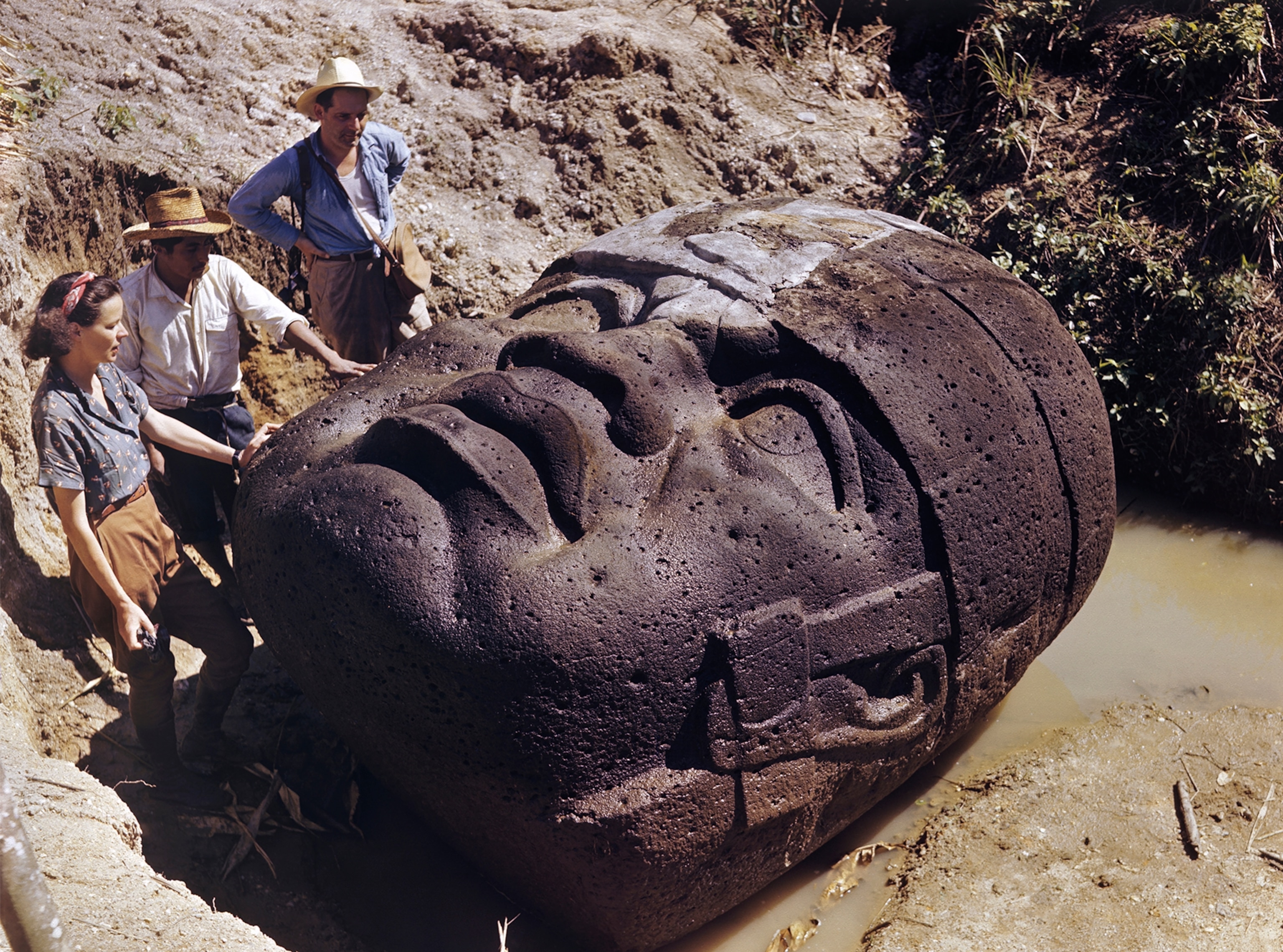 giant stone head in La Venta Mexico