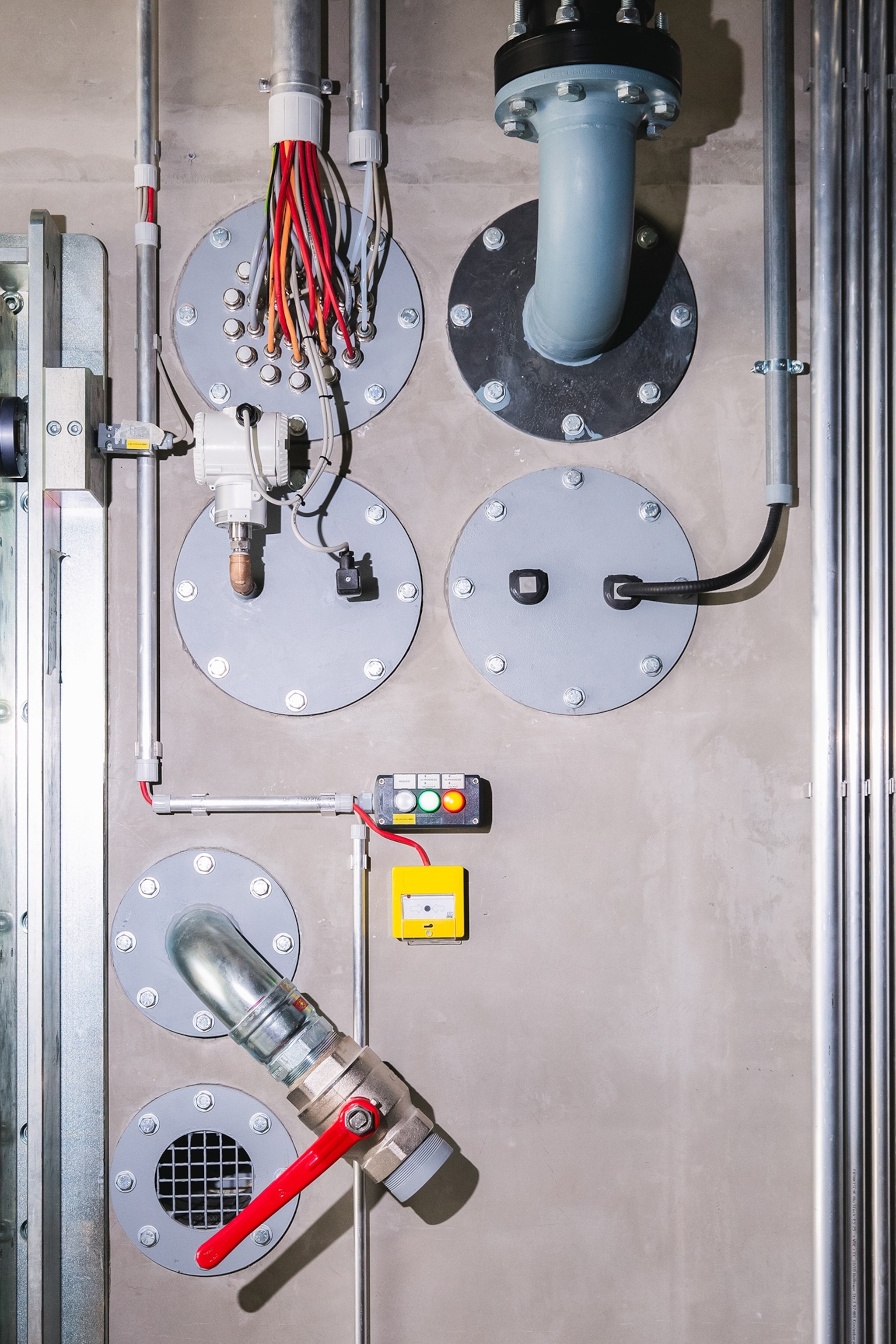 Electrical cables transmit electrical power to terraXcube’s thermal chambers in Bolzano, Italy.