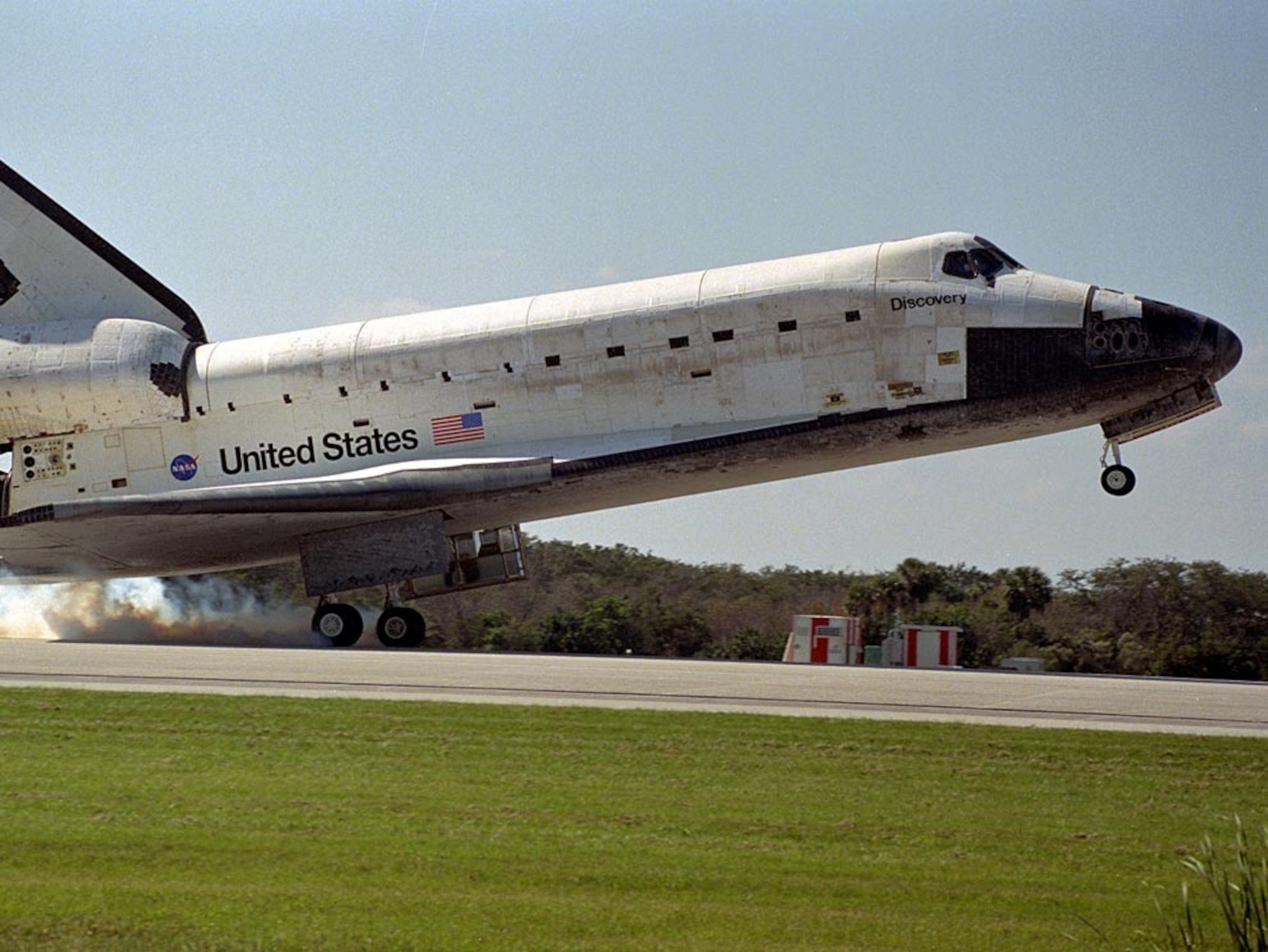 shuttle lands on runway