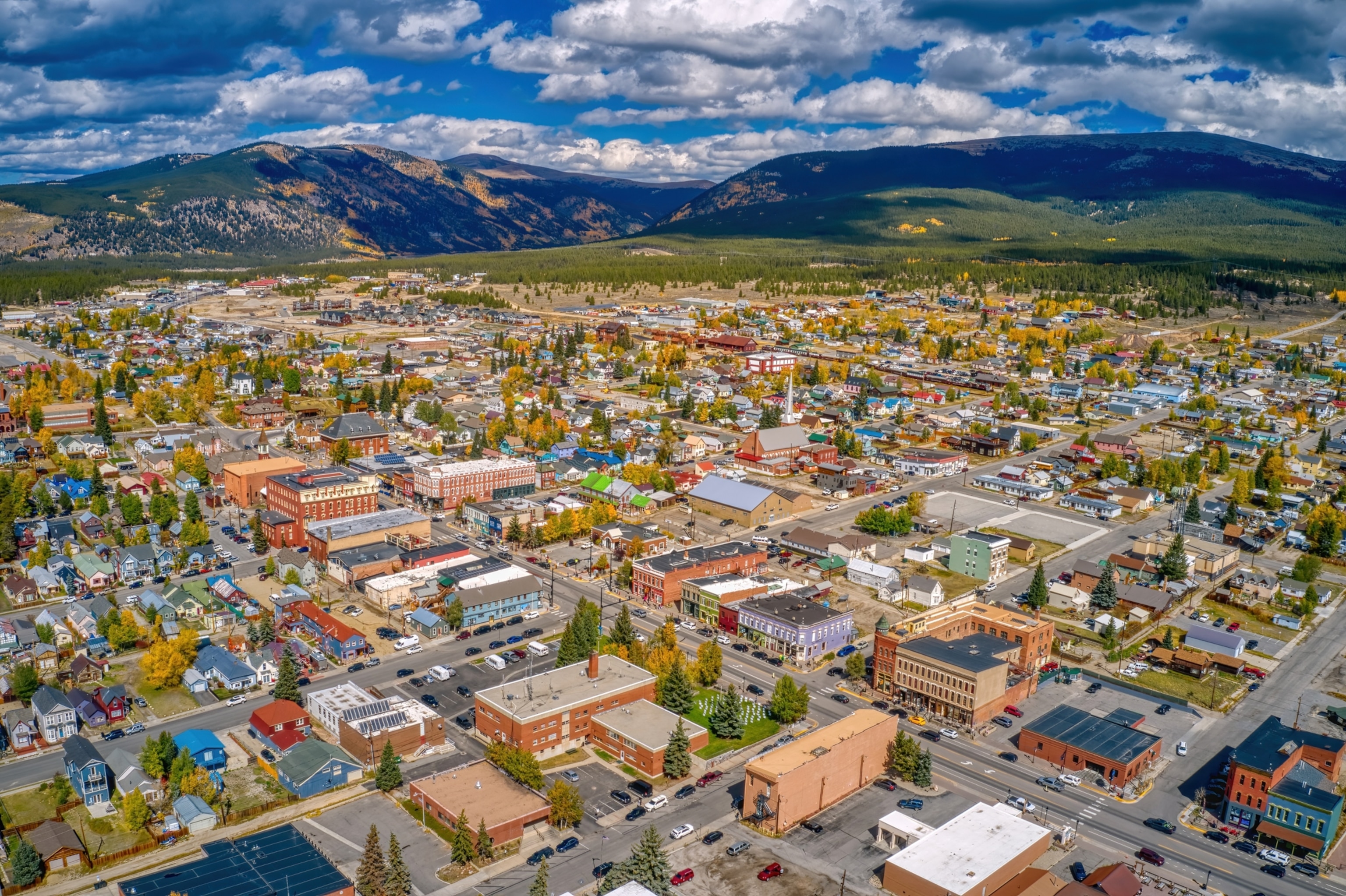 A wide view of a town with the mountains in the background.