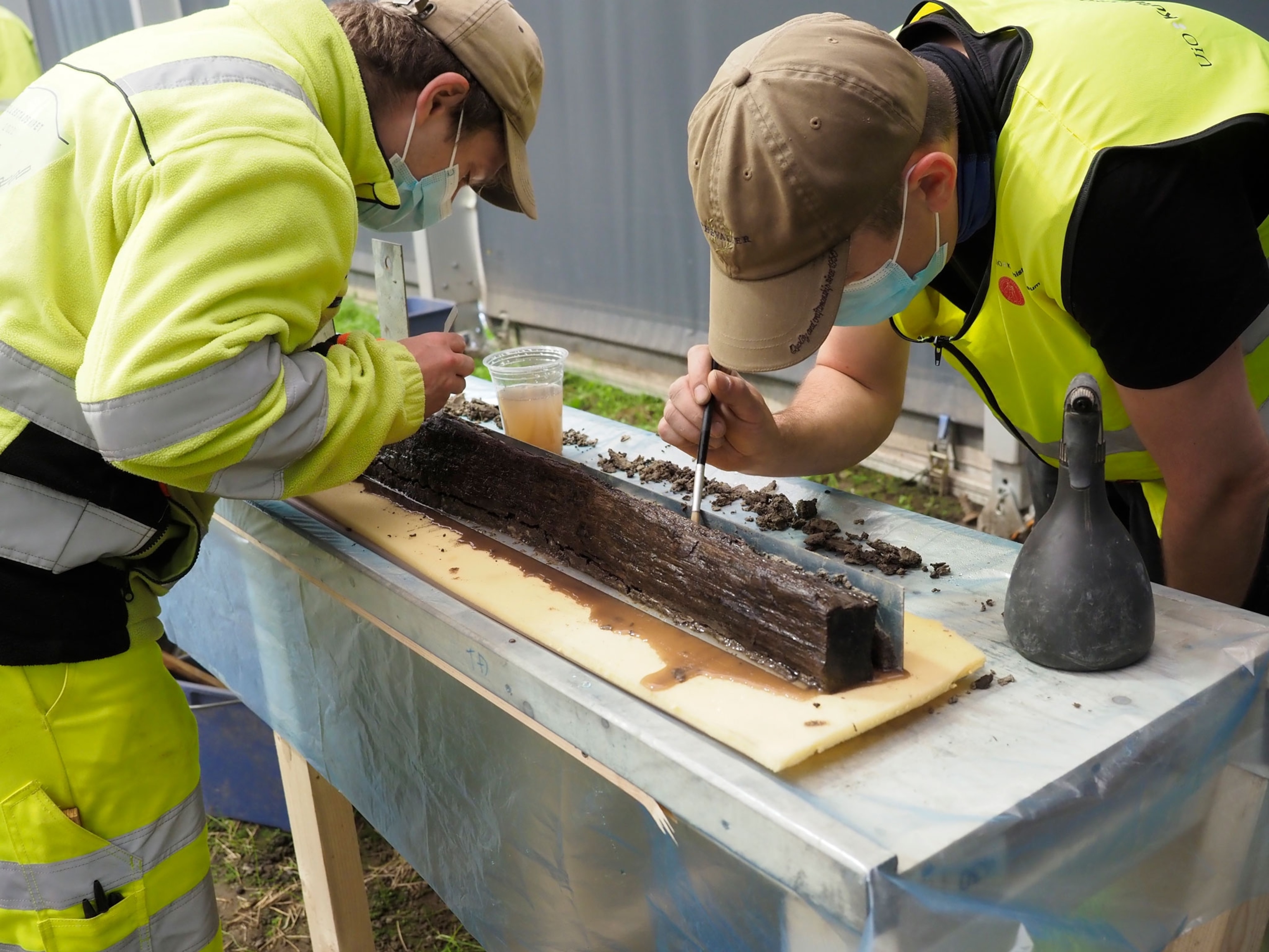 Cleaning the first piece of the keel that was extracted from Gjellestad Ship