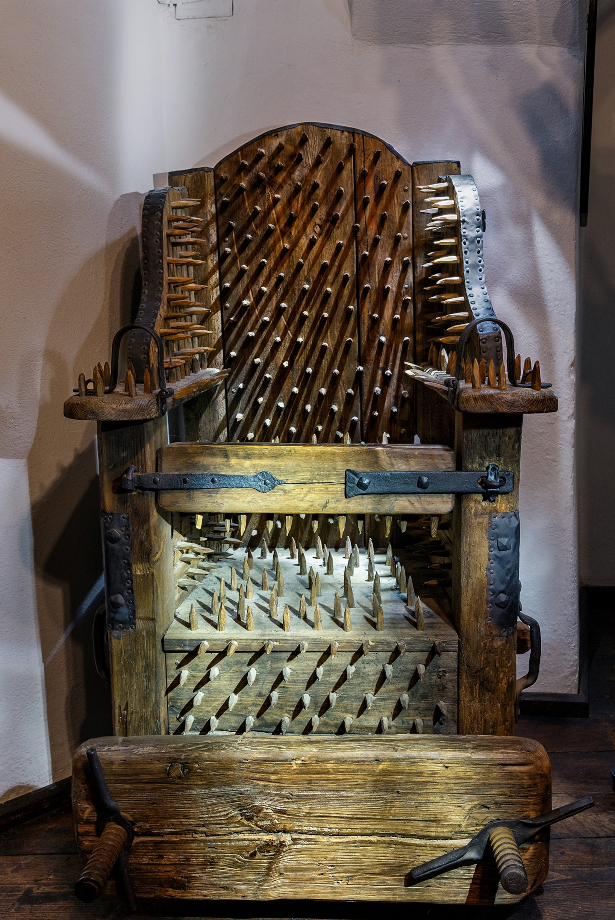 An Interrogation Seat covered in spines.