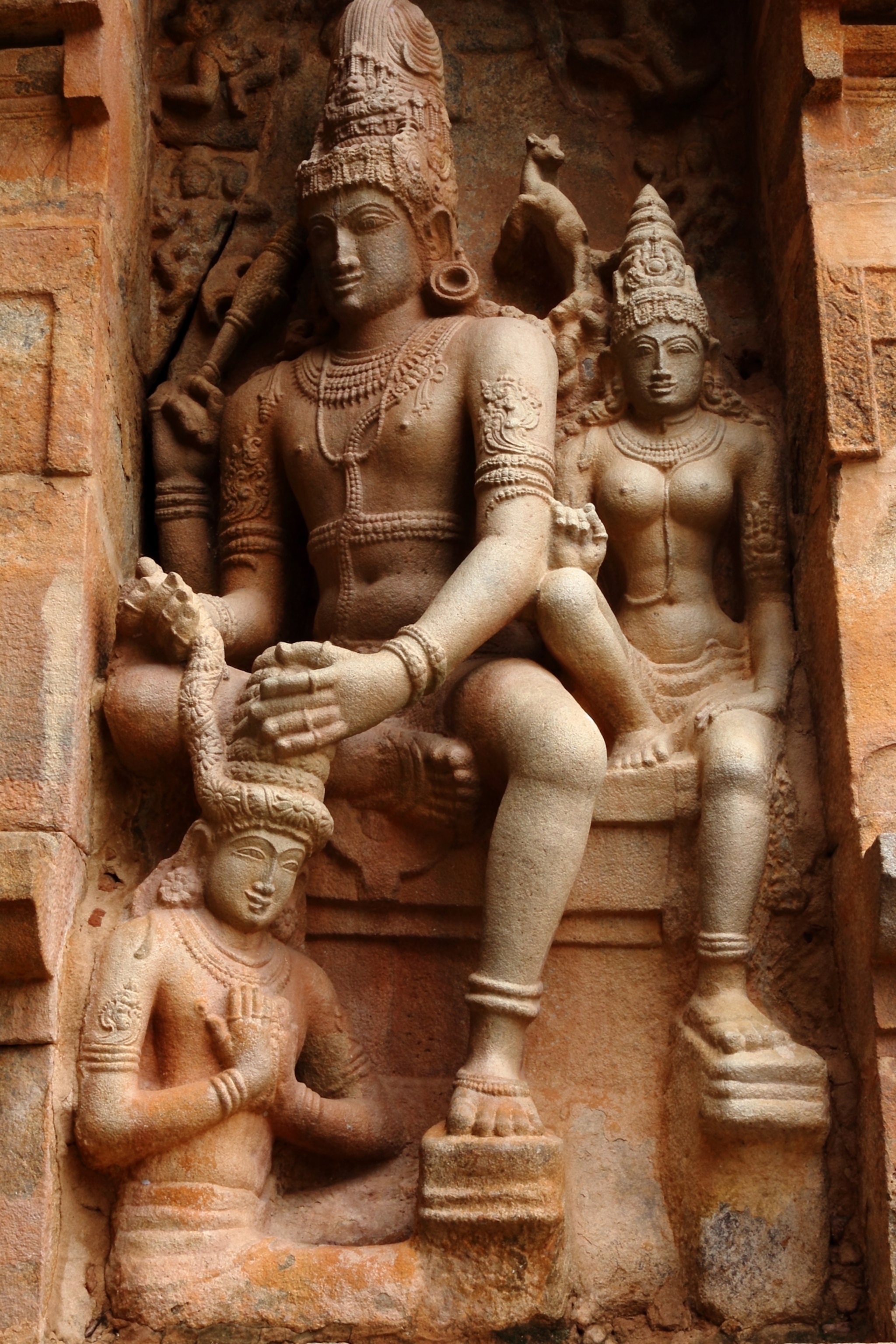Human figures carved into the walls of Gangaikondacholapuram temple