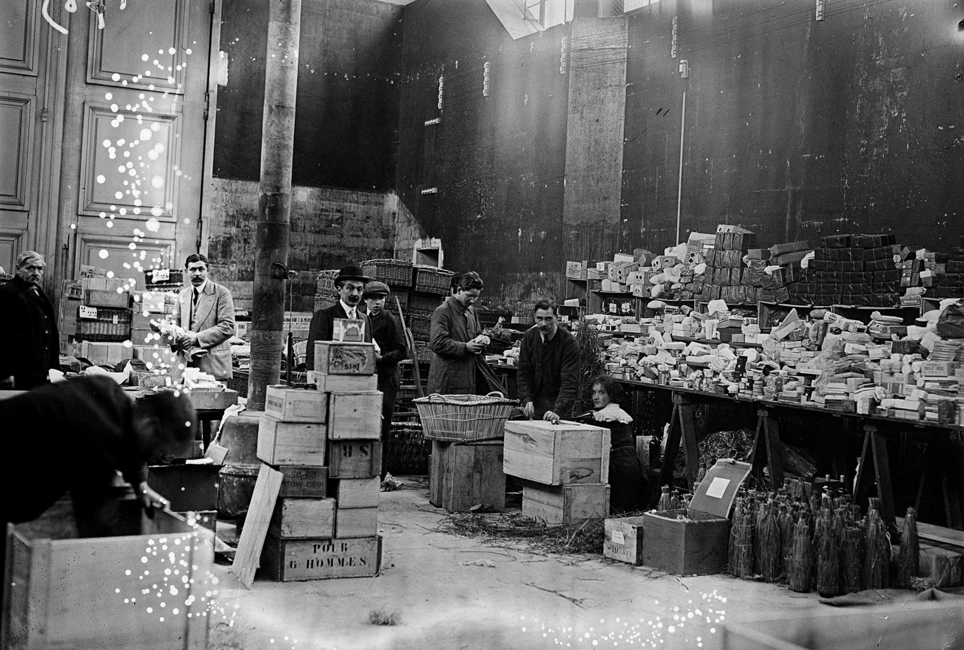 French president Raymond Poincaré (at far left) visited the Paris warehouse where gifts for French soldiers were being amassed.