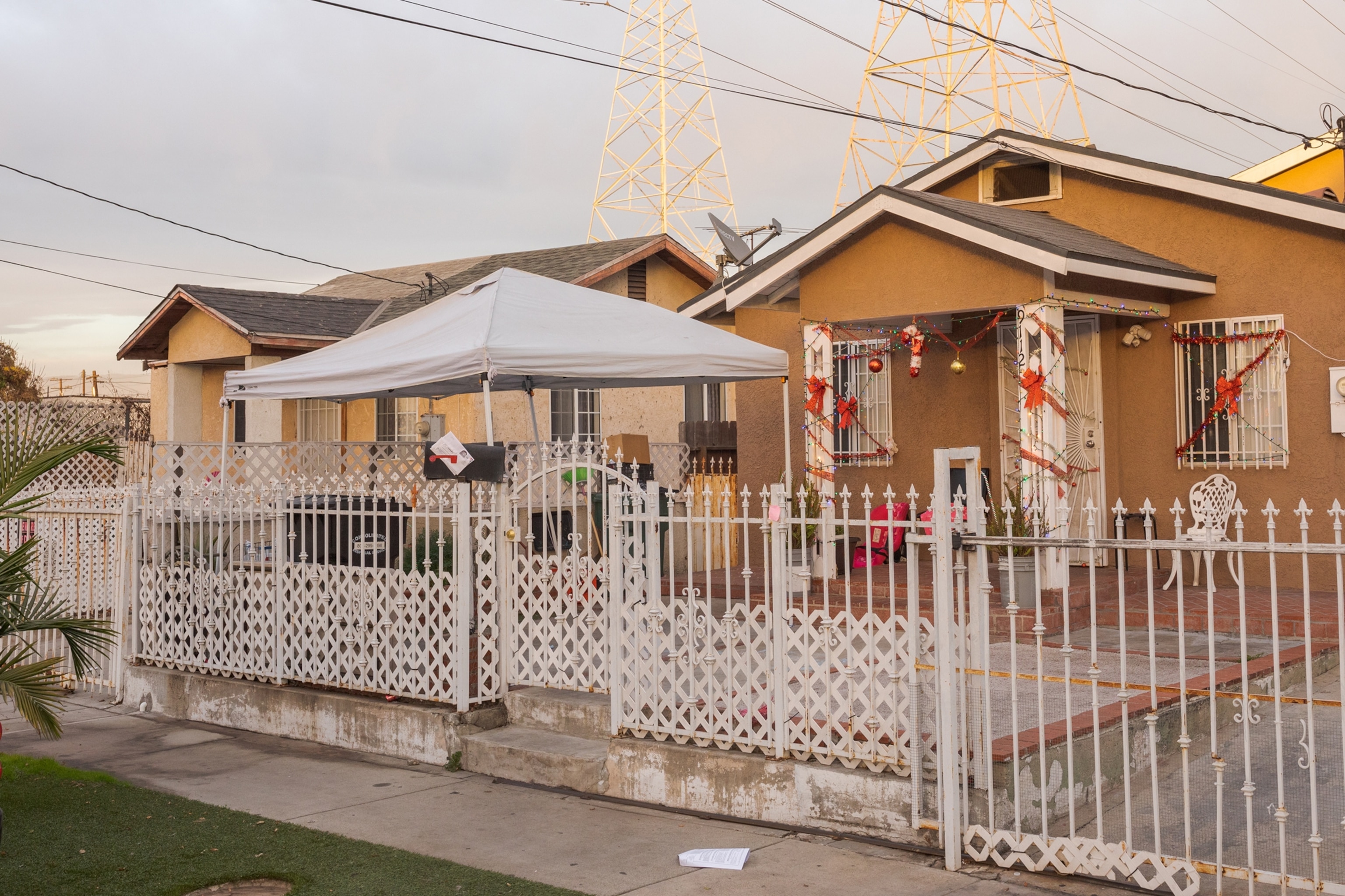 Picture of a front yard decorated for Christmas