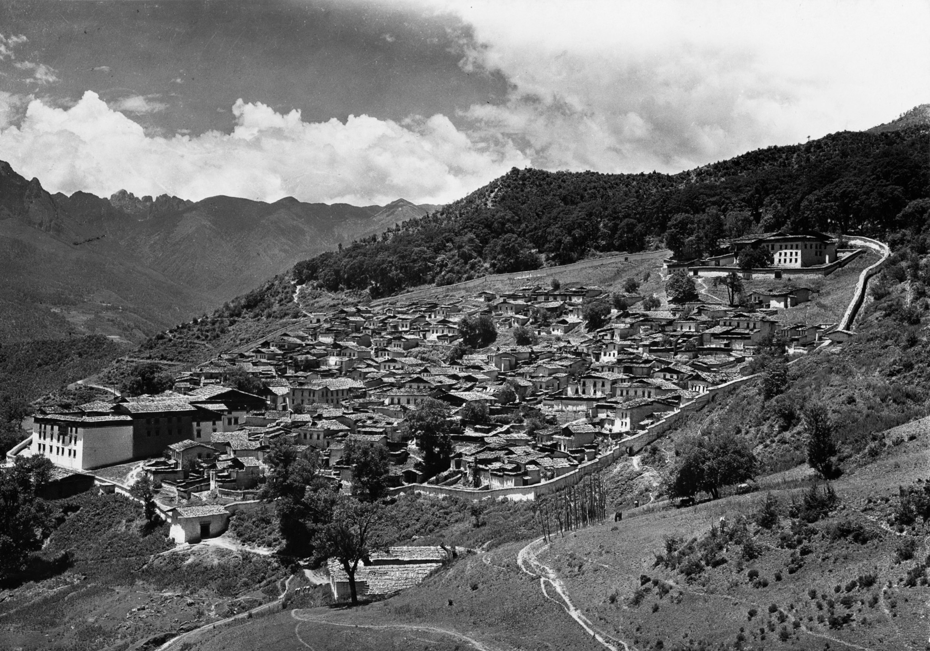 Black and white photo of village on mountainside