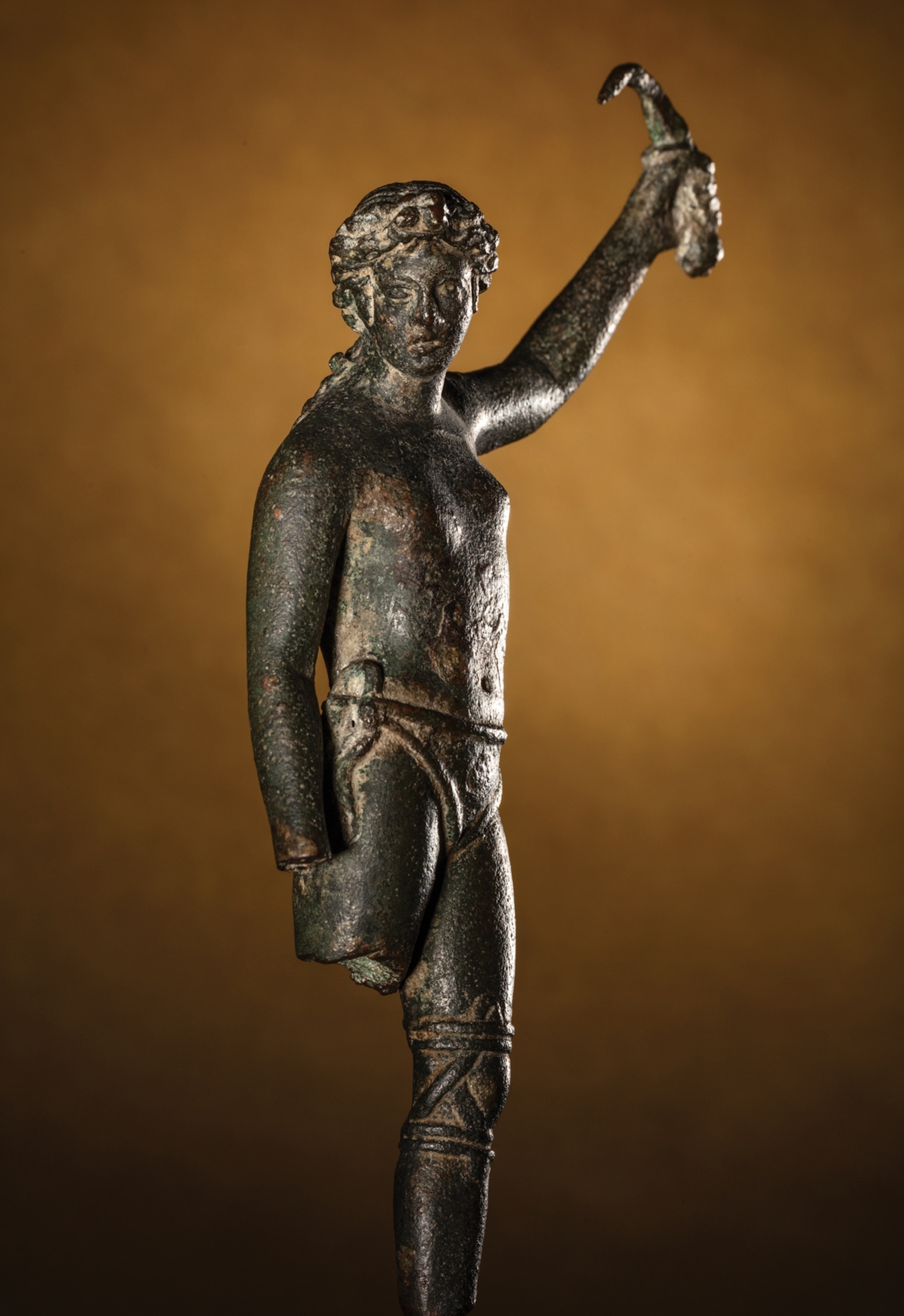 Picture of stature of woman holding dagger above her head.