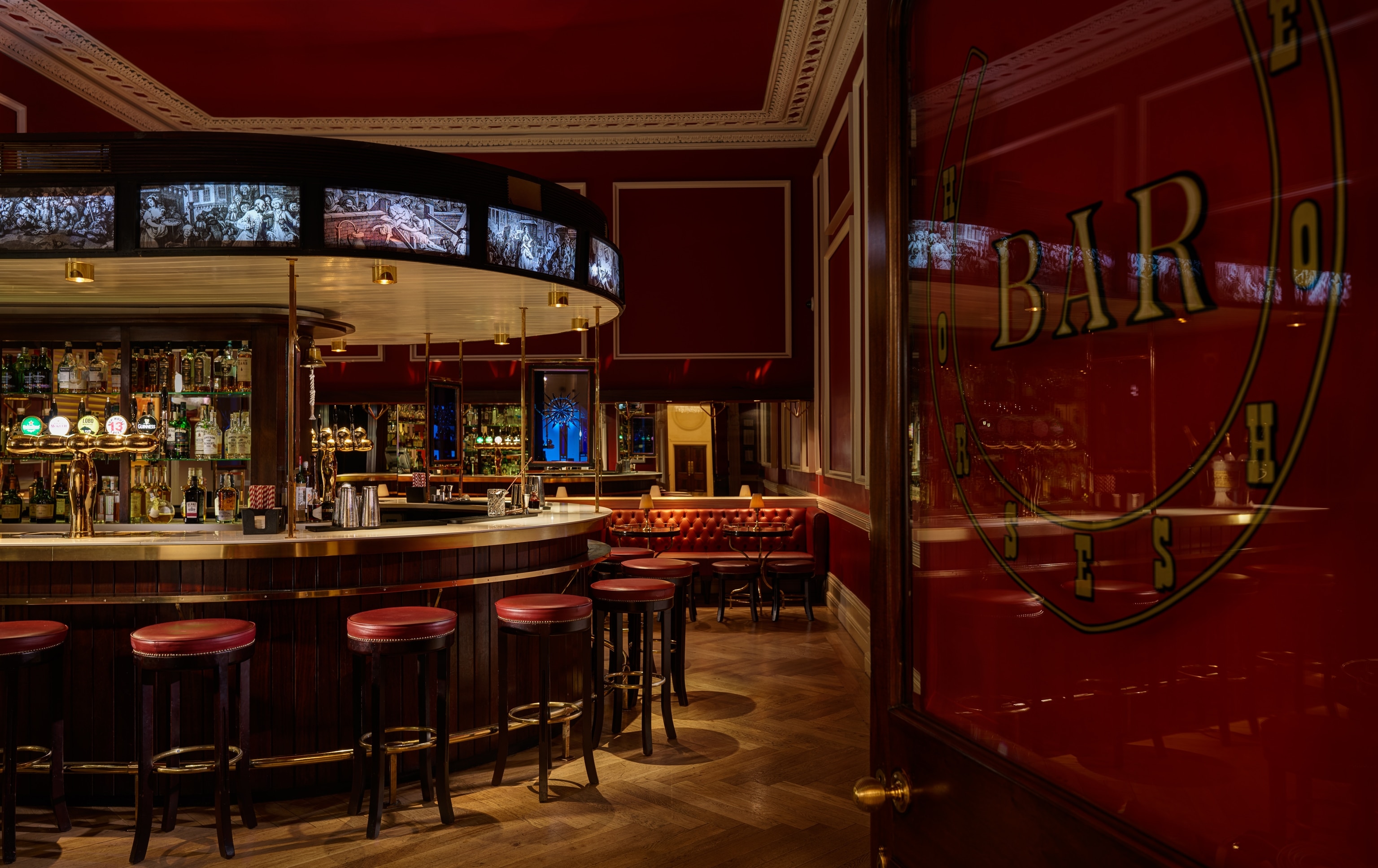 The Horseshoe Bar is Dublin’s top meeting place for politicians, journalists, visiting dignitaries, and celebrities, offering classic drinks and over 200 different types of whiskey.