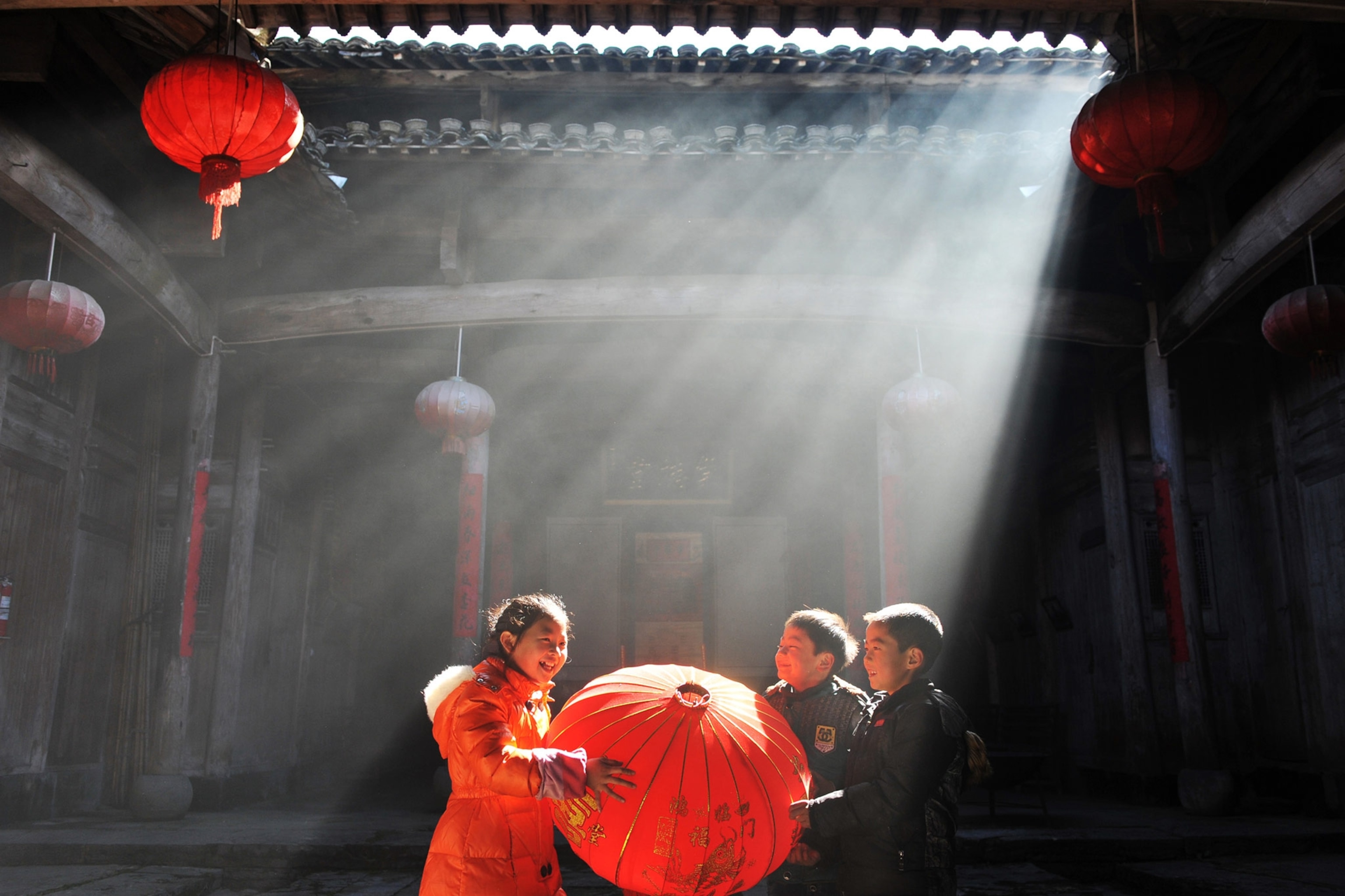 children hanging lanterns in Lin'an, China