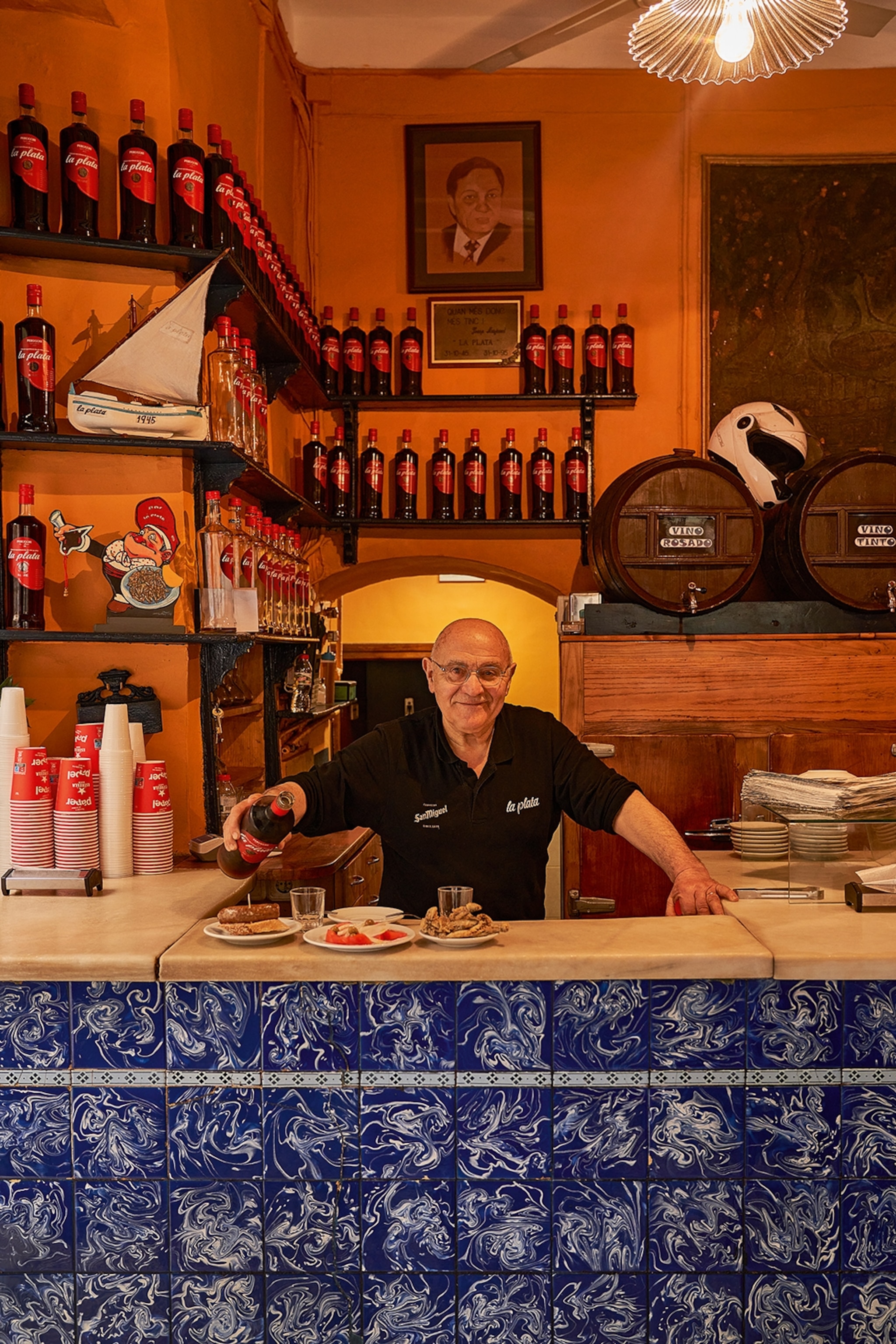 The bartender at La Plata in Barcalona