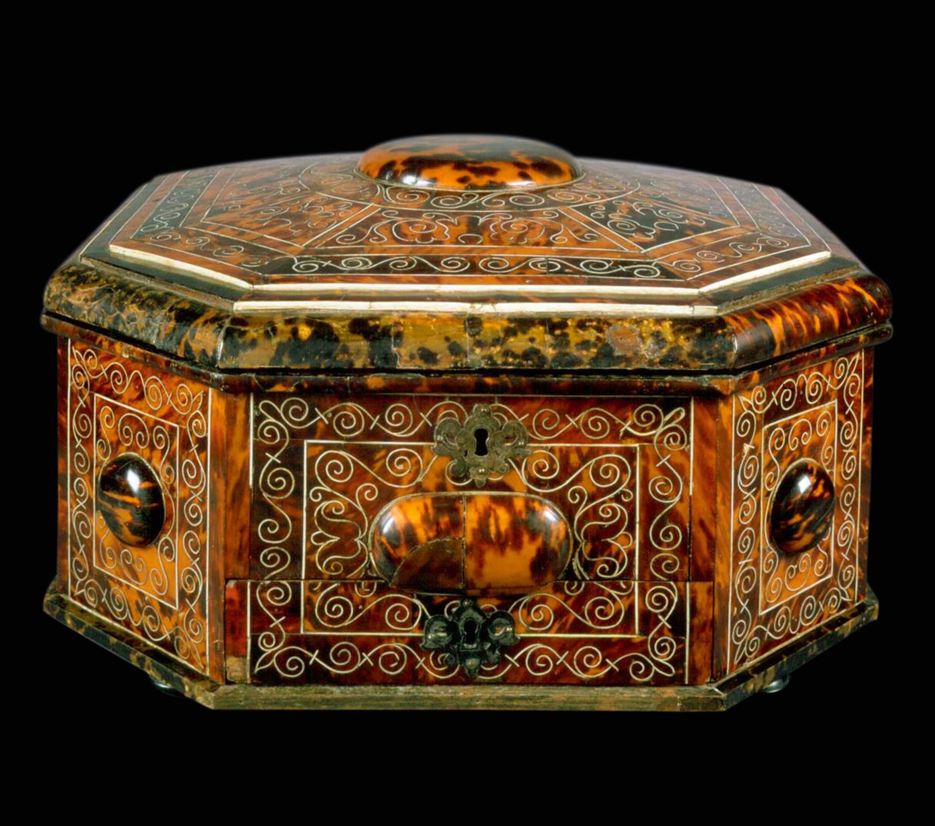 A 17th-century tocador with tortoise shell details
