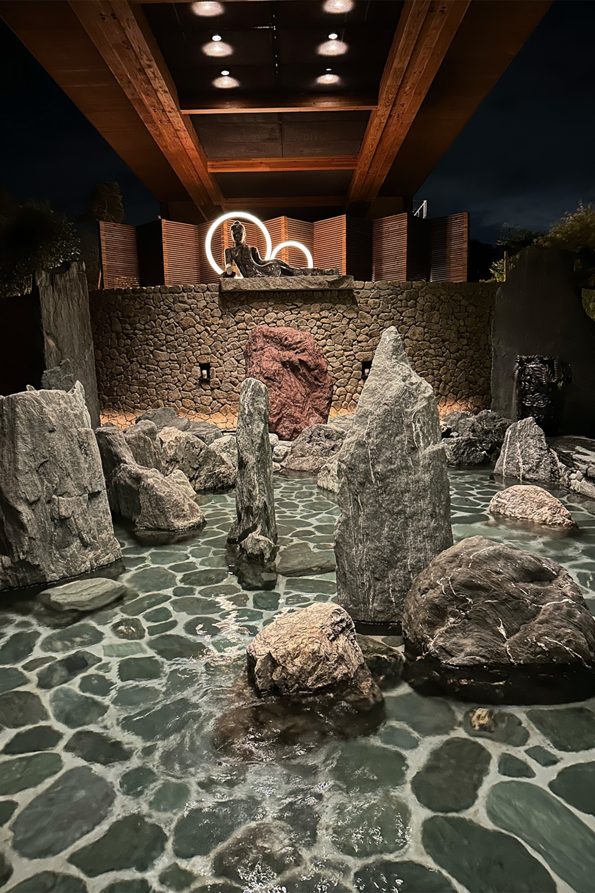 Zenbo Seinei’s foot onsen, illuminated at night.