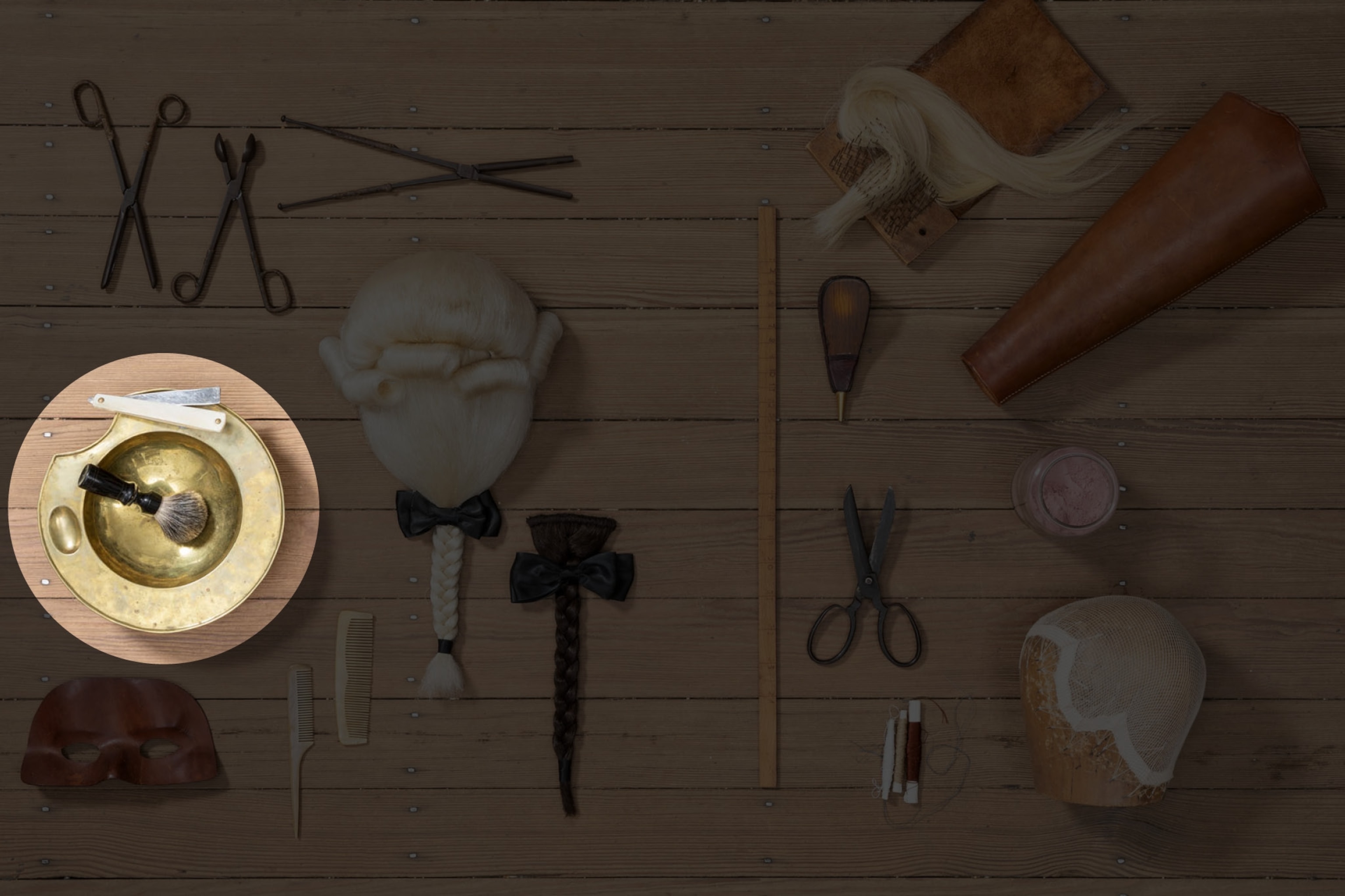 Picture of a shiny pan with a brush and razors on it