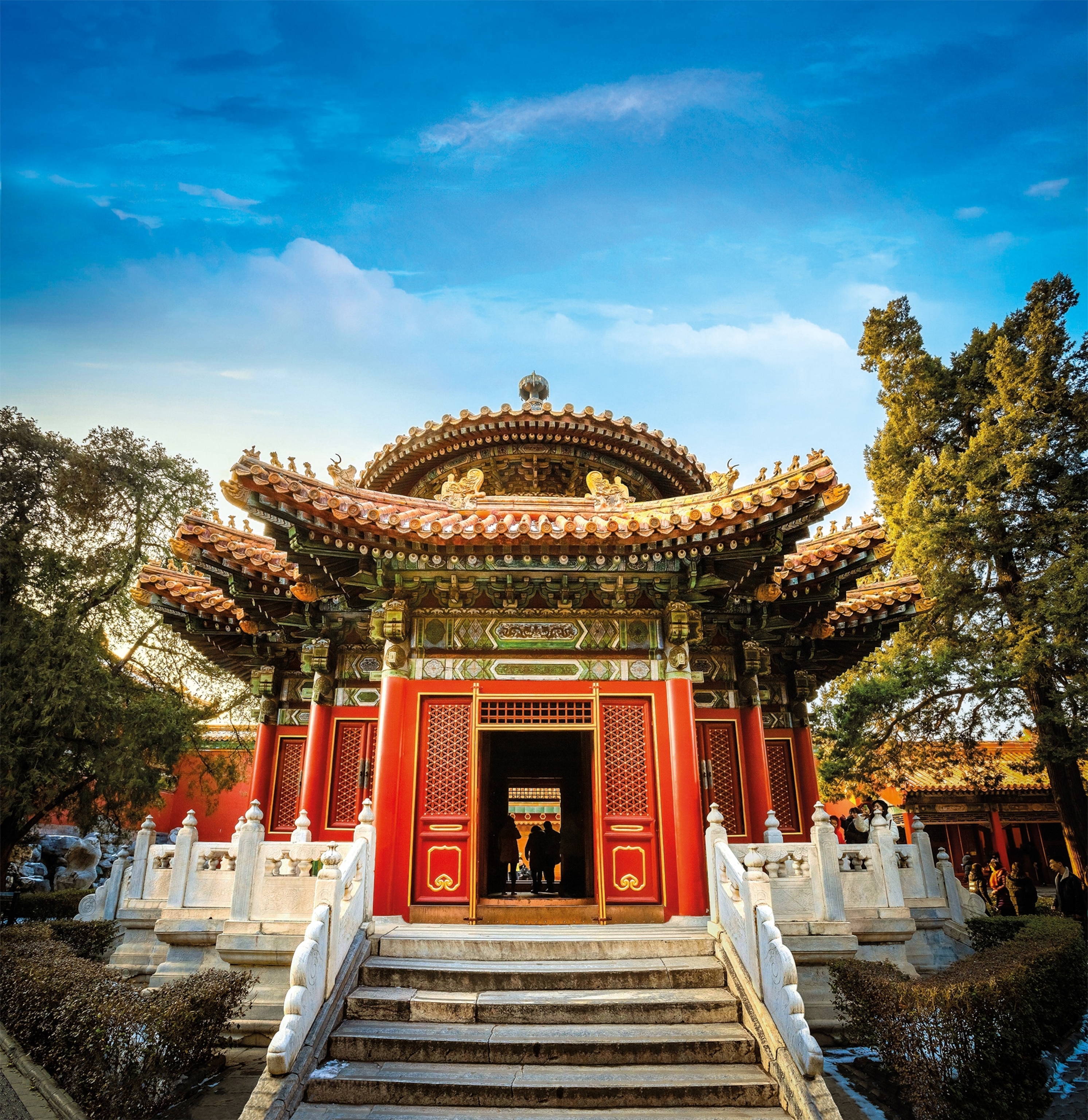 One of almost two dozen buildings in the Imperial Garden, it is similar in structure to the Pavilion of One Thousand Autumns.