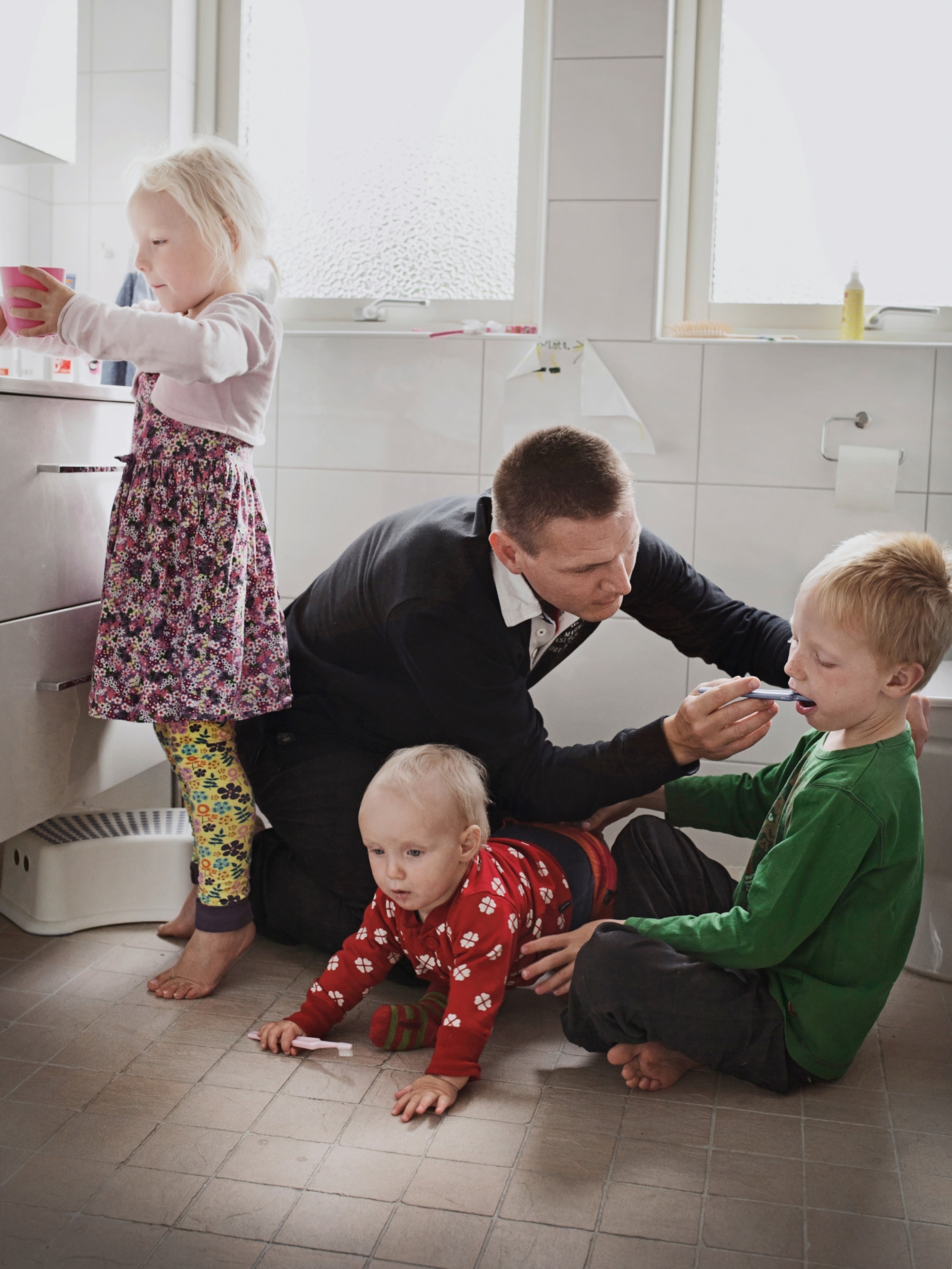 Johan Ekengård managing the morning routine with his three children