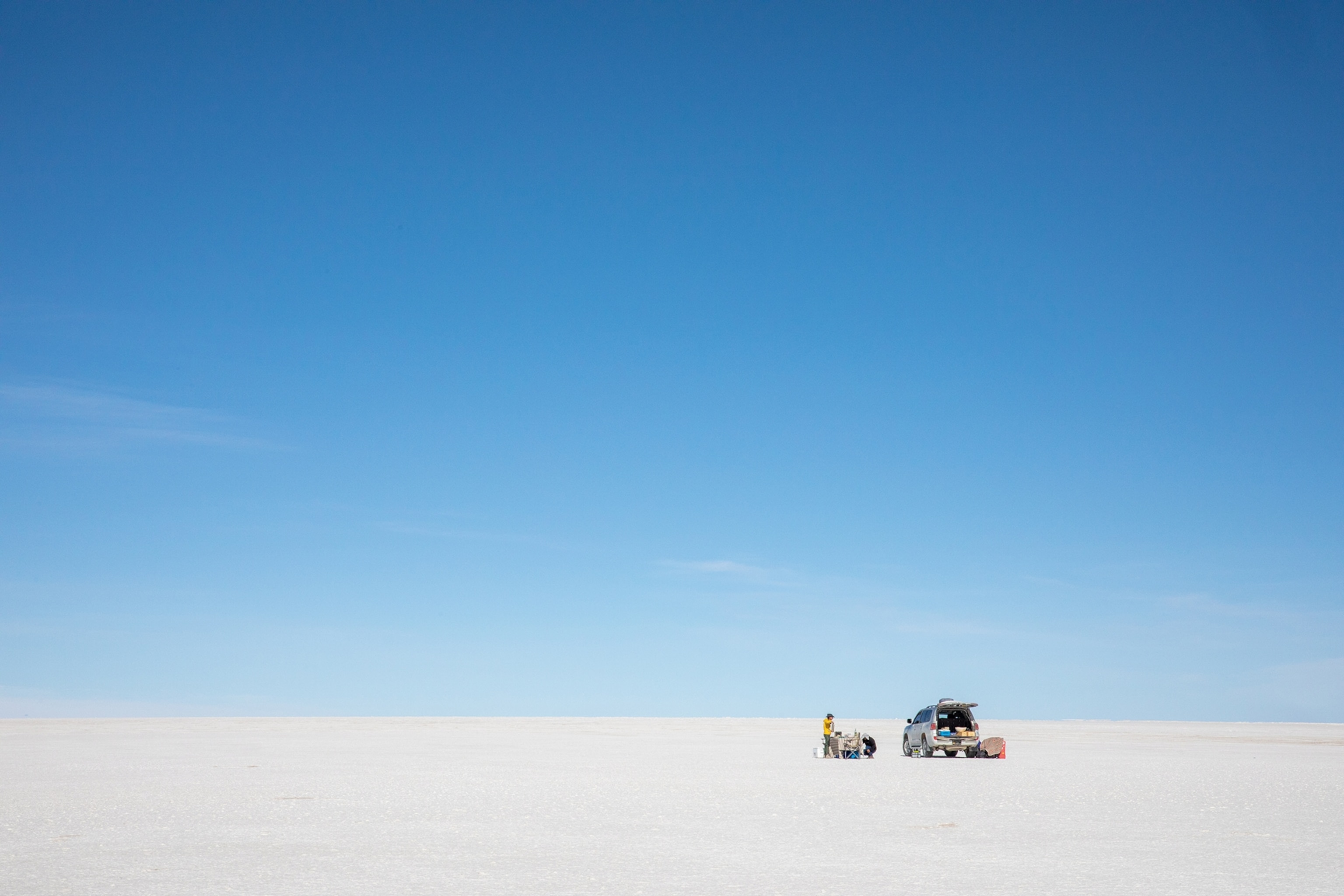 Explora's team set up a picnic in the heart of Bolivia's Salar de Uyuni.