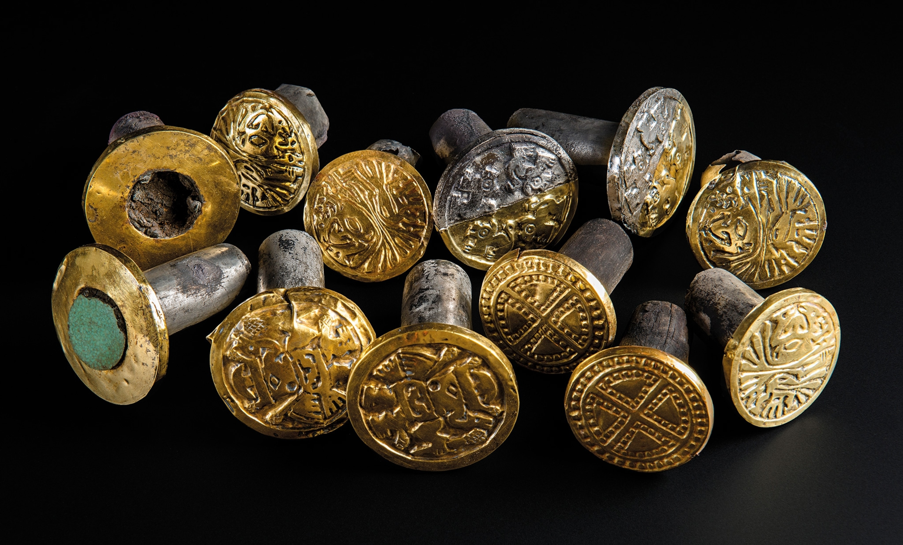 Elite Wari women wore gold and silver ear ornaments—some as big as doorknobs—like the ones found in the royal tomb at El Castillo.