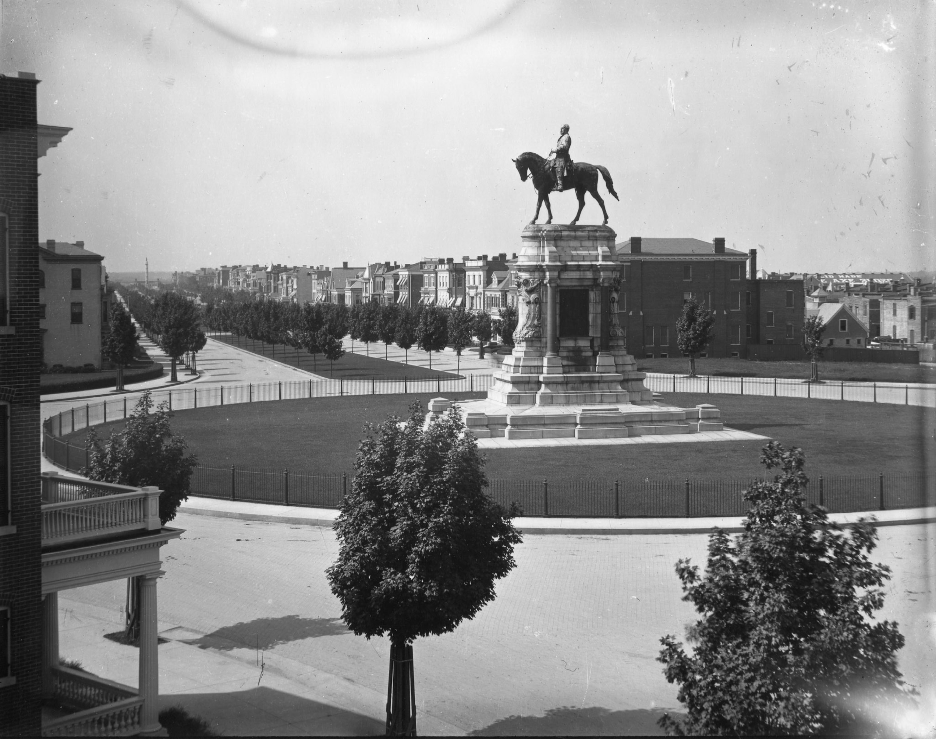 the Robert E. Lee monument in the early 1900s