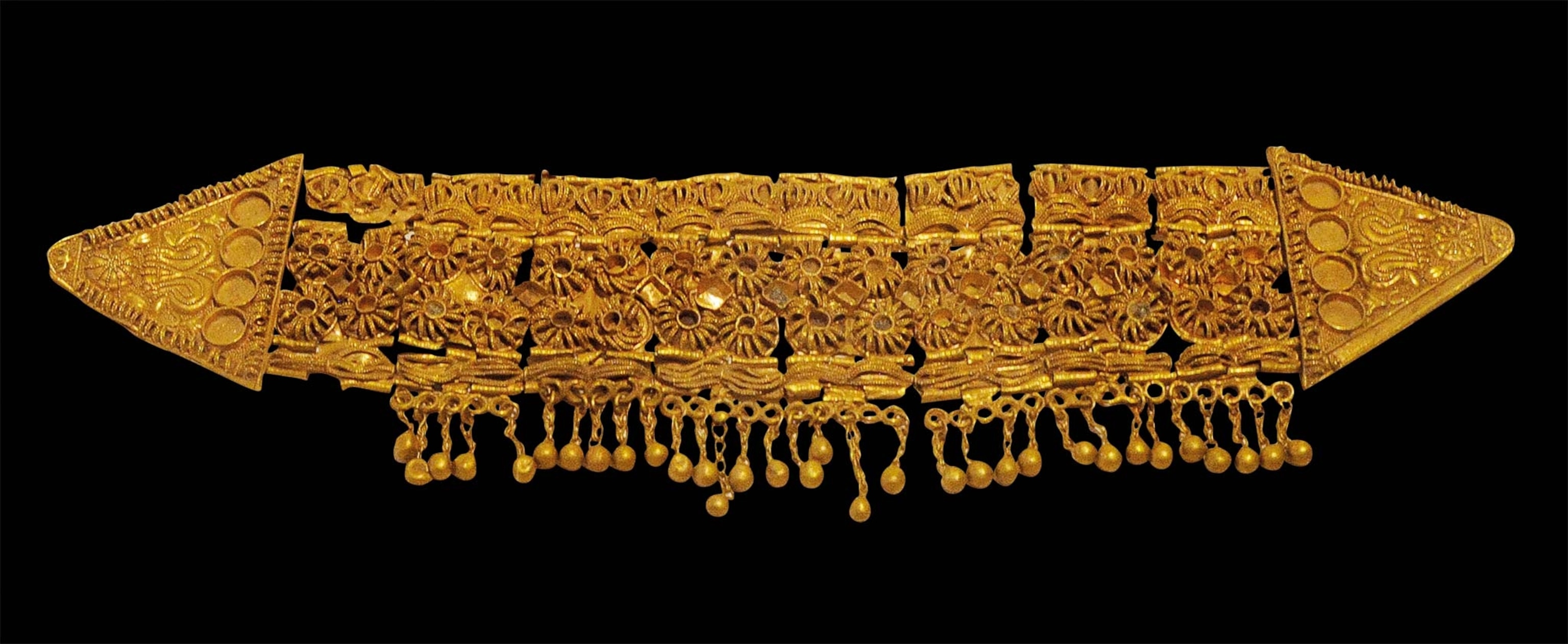 A gold headband is formed of square plates decorated with rosettes and festoons.