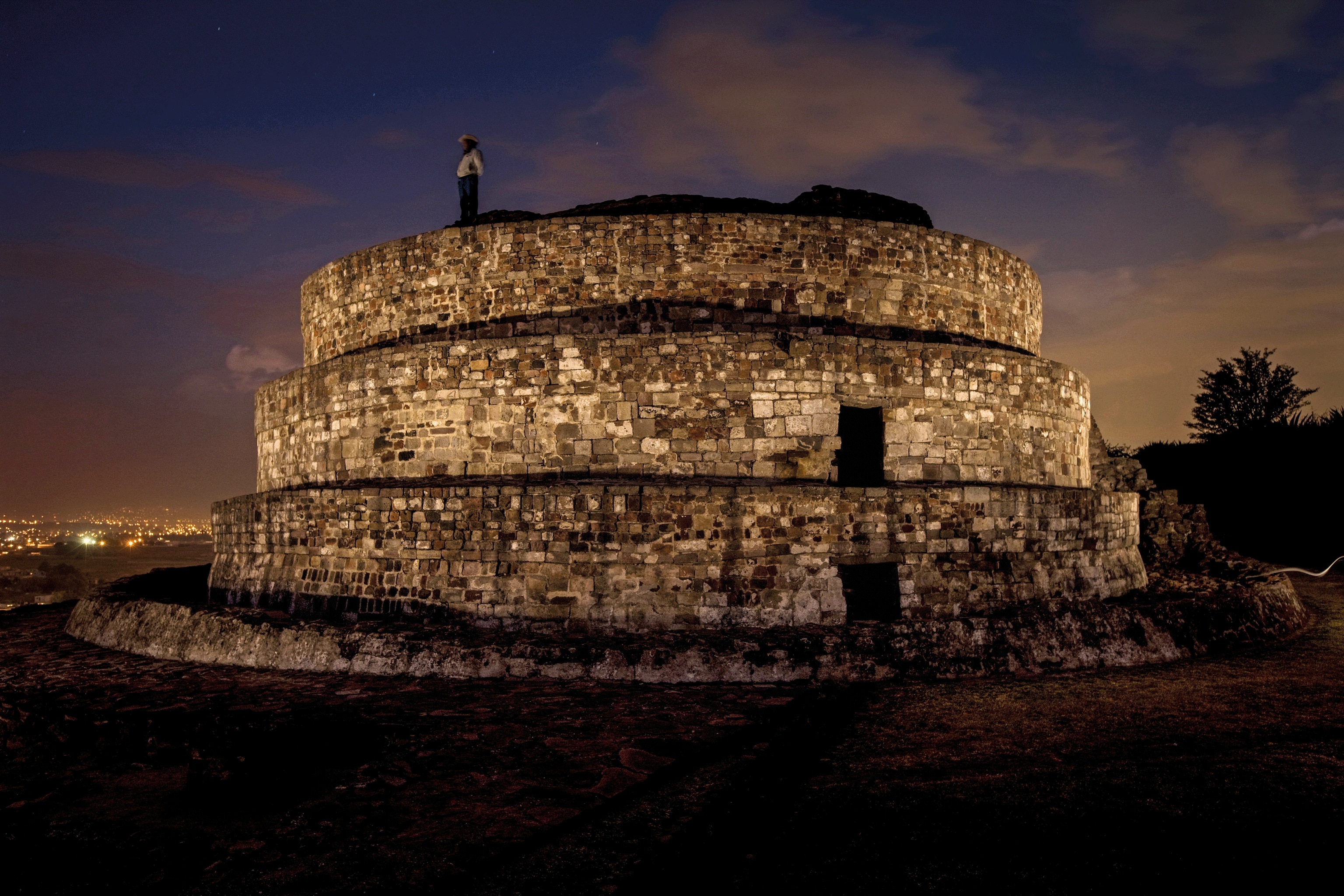 image of man standing on top of the temple of Ehécatl
