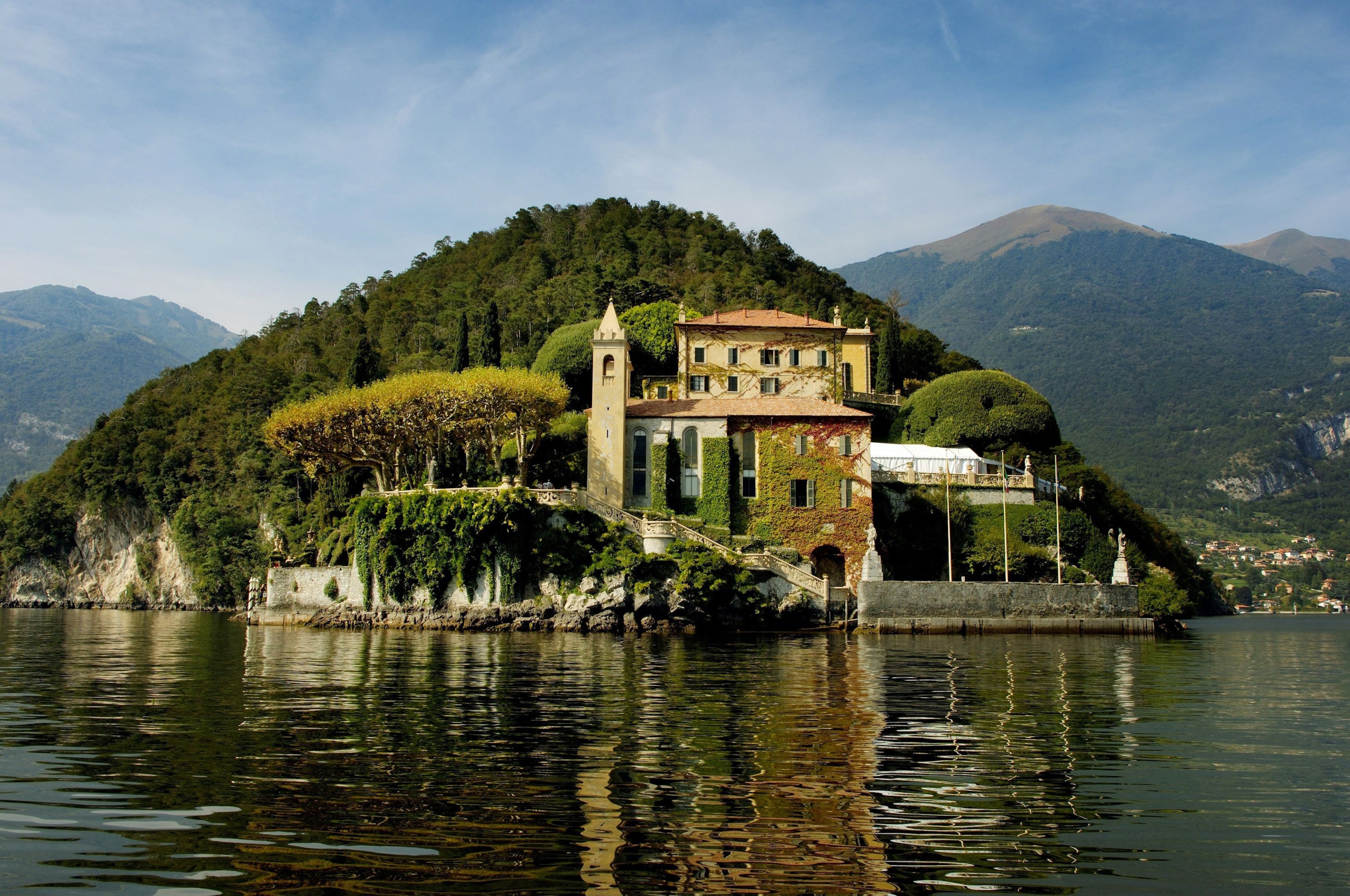 a house on the waters of Lake Como in Italy