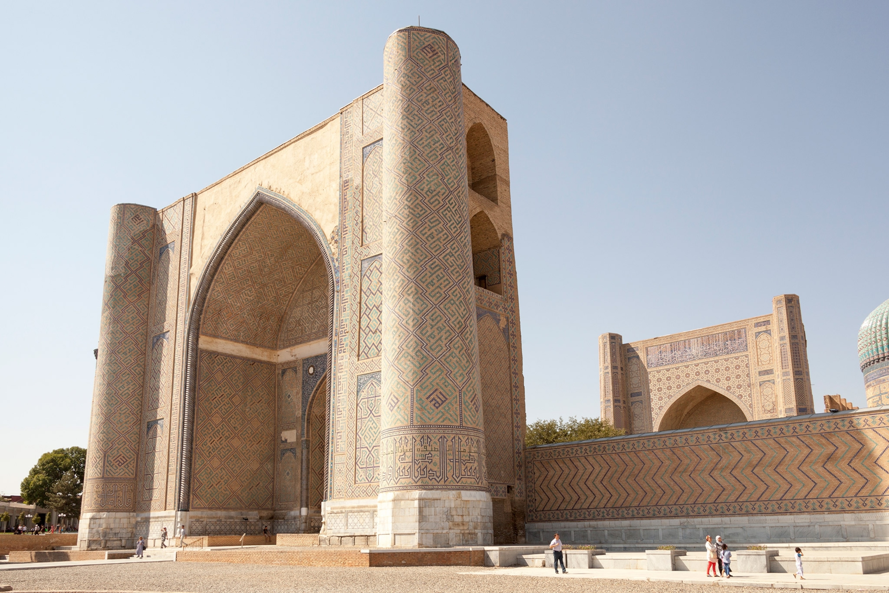 Bibi Khanym Mosque, also known as Bibi Khanum Mosque, entrance in foreground, Samarkand, Uzbekistan