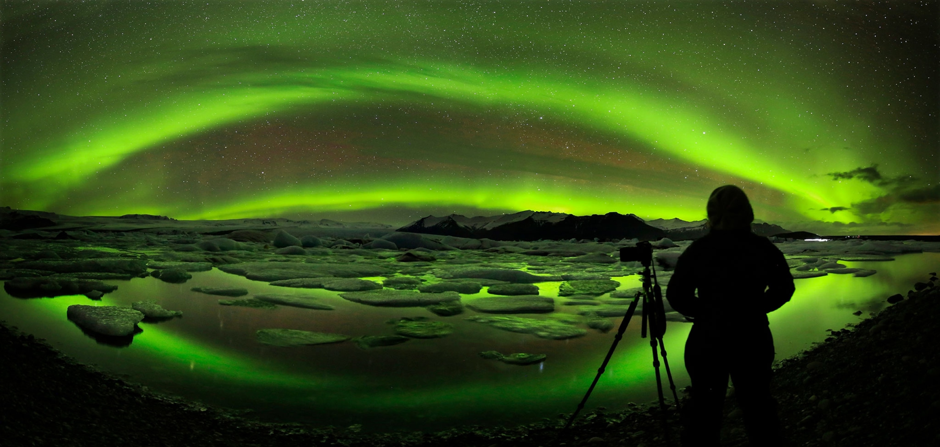 the aurora over the Jkulsrlun glacier, Iceland