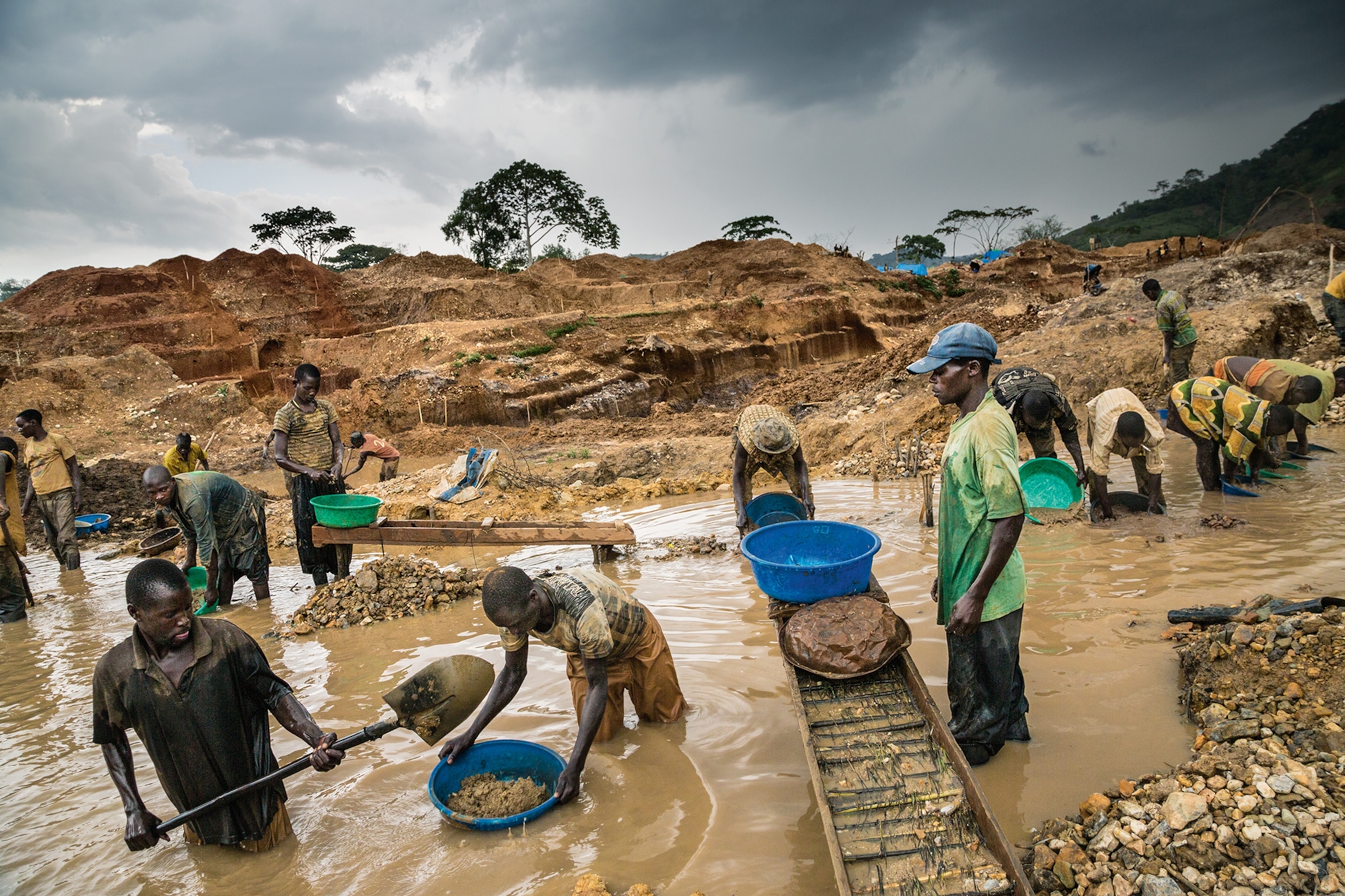 laborers mining for gold