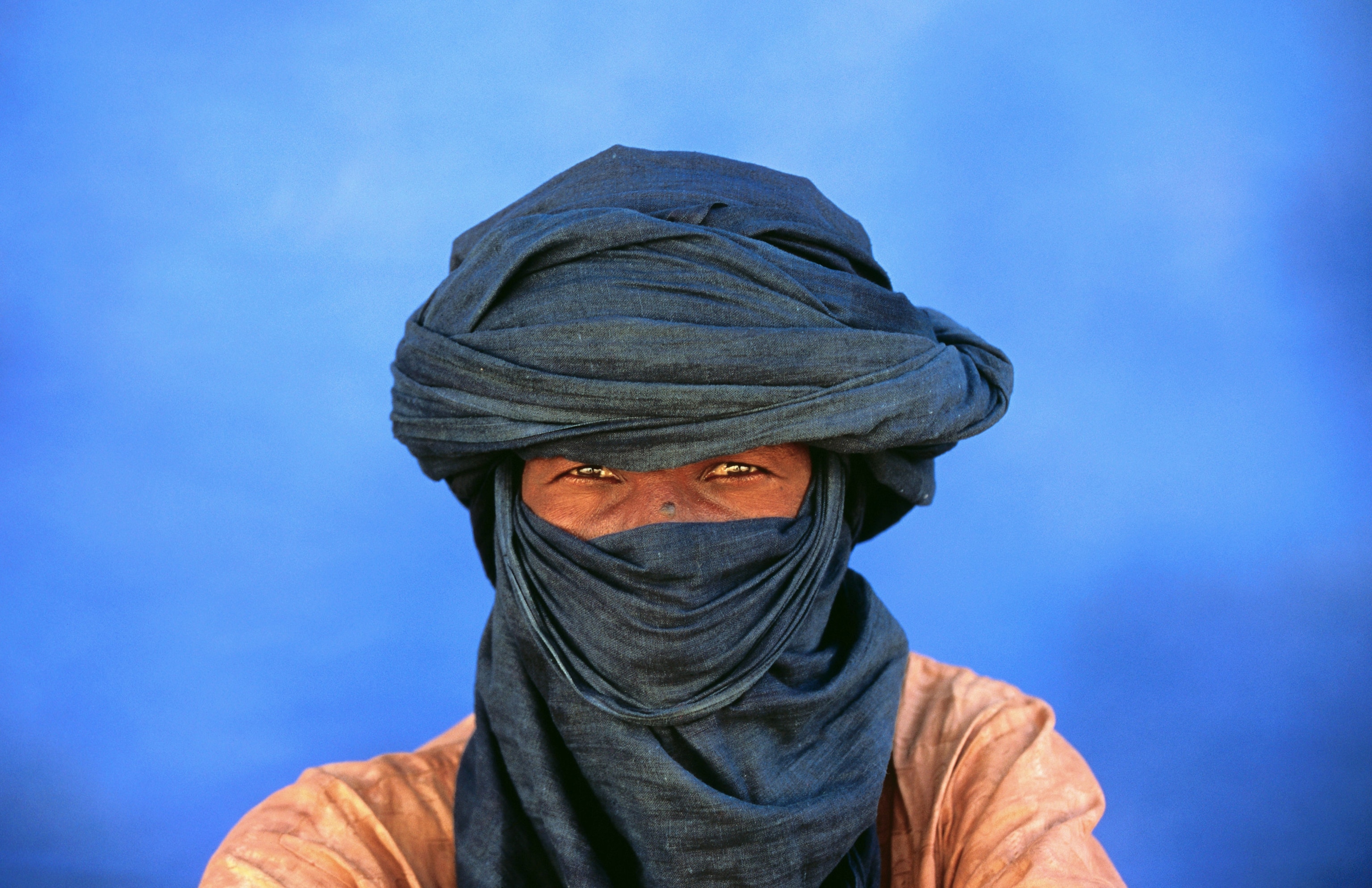 a Tuareg man wearing a blue head wrap, Libya