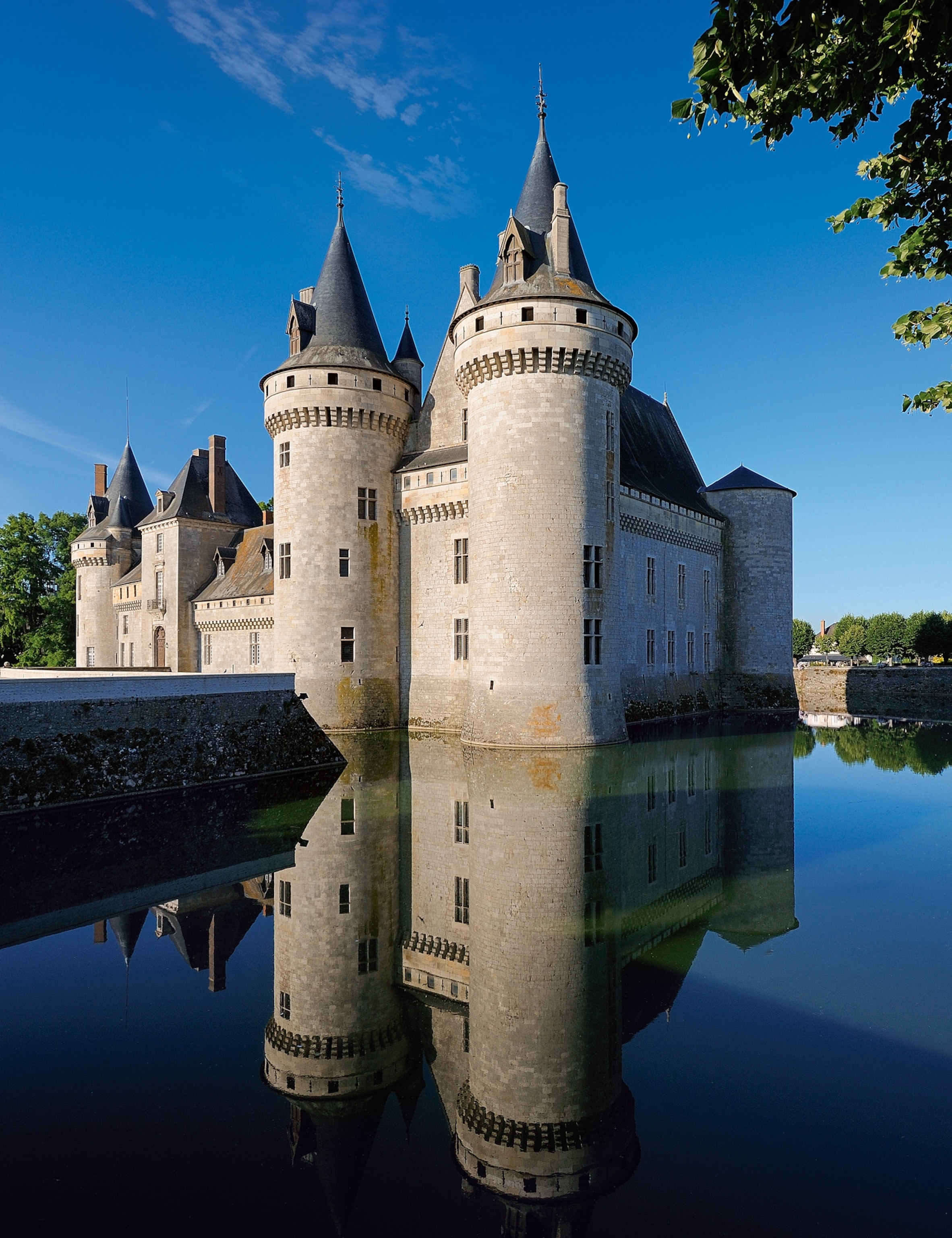 the Château de Sully-sur-Loire