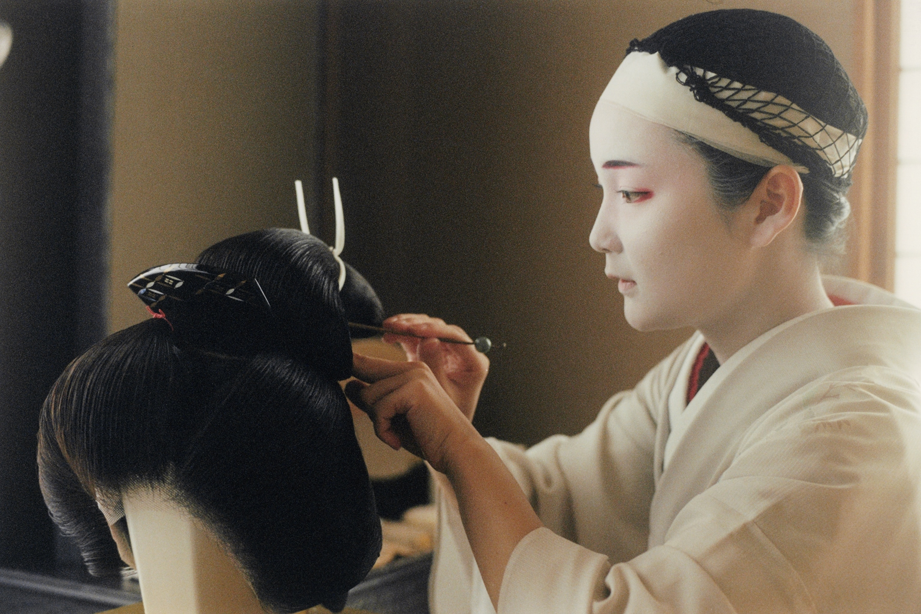 Shichiha preparing her wig.