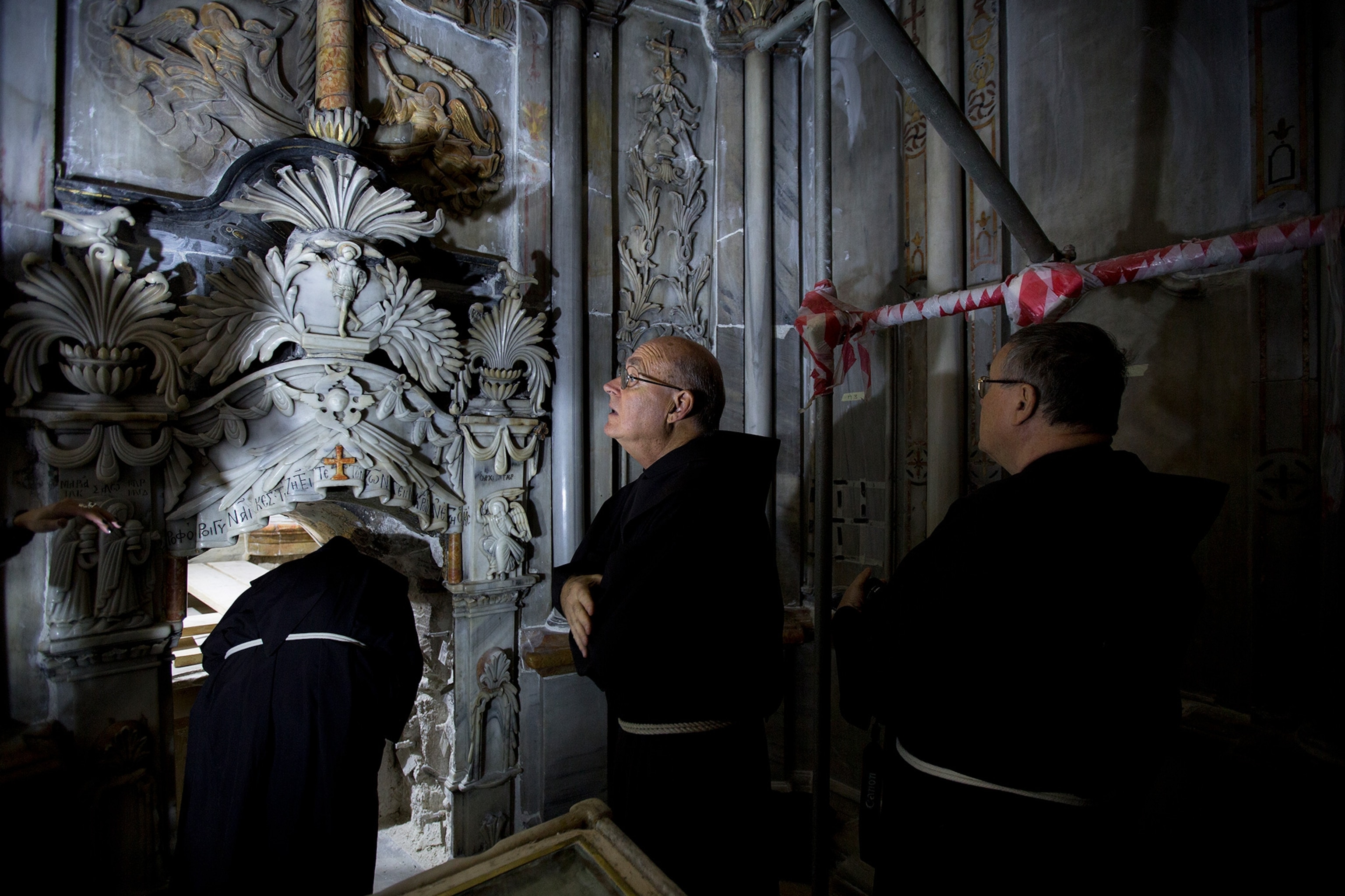 Holy individuals viewing the tomb